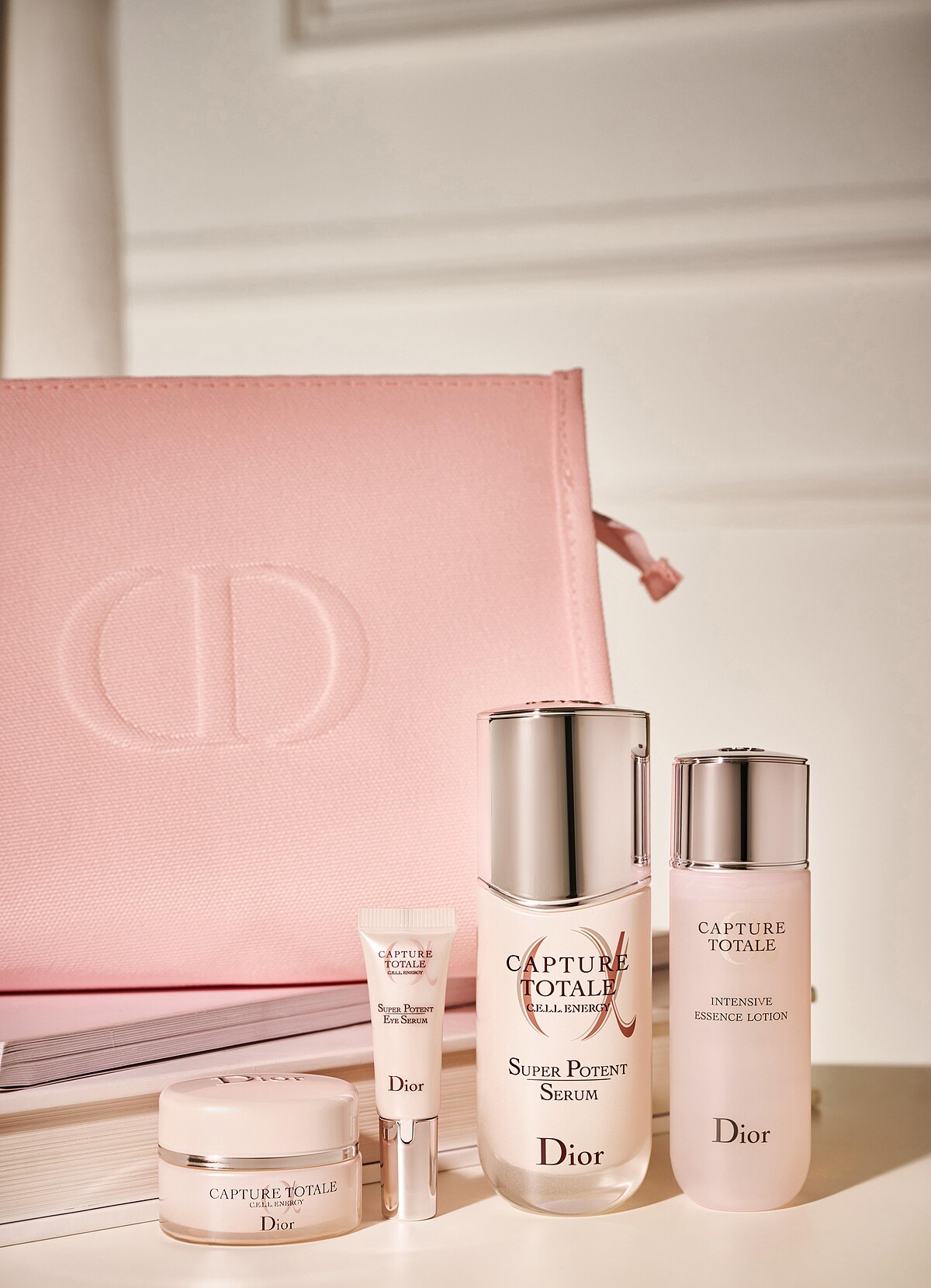 逆時能量精華50ml+逆時能量奇肌露50ml+逆時能量奇肌霜15ml+逆時能量超彈力亮眼精華5ml+美妍包，NT.5,050。