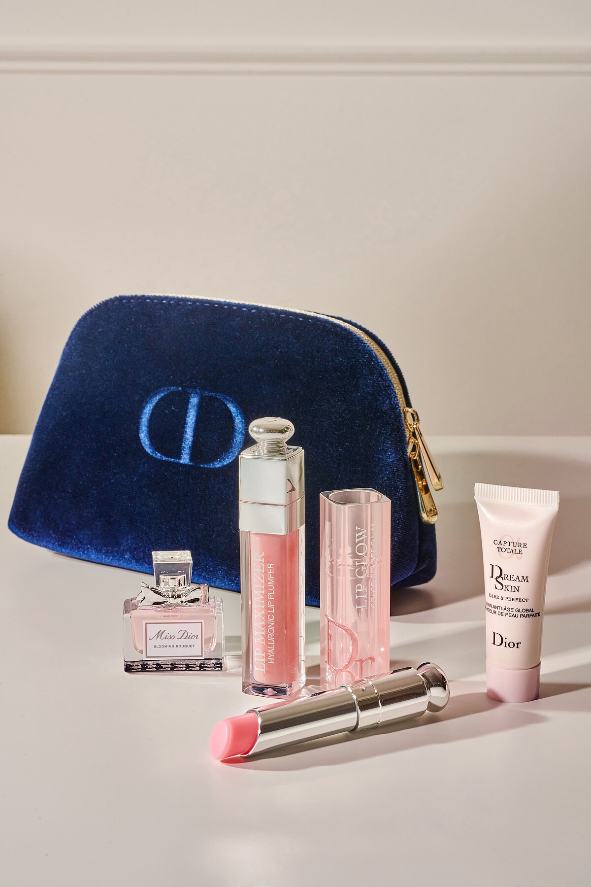 癮誘粉漾潤唇膏#001+豐漾俏唇蜜#001+超級夢幻美肌萃7ml+花漾迪奧淡香水 5ml+美妍包，NT.2,850。