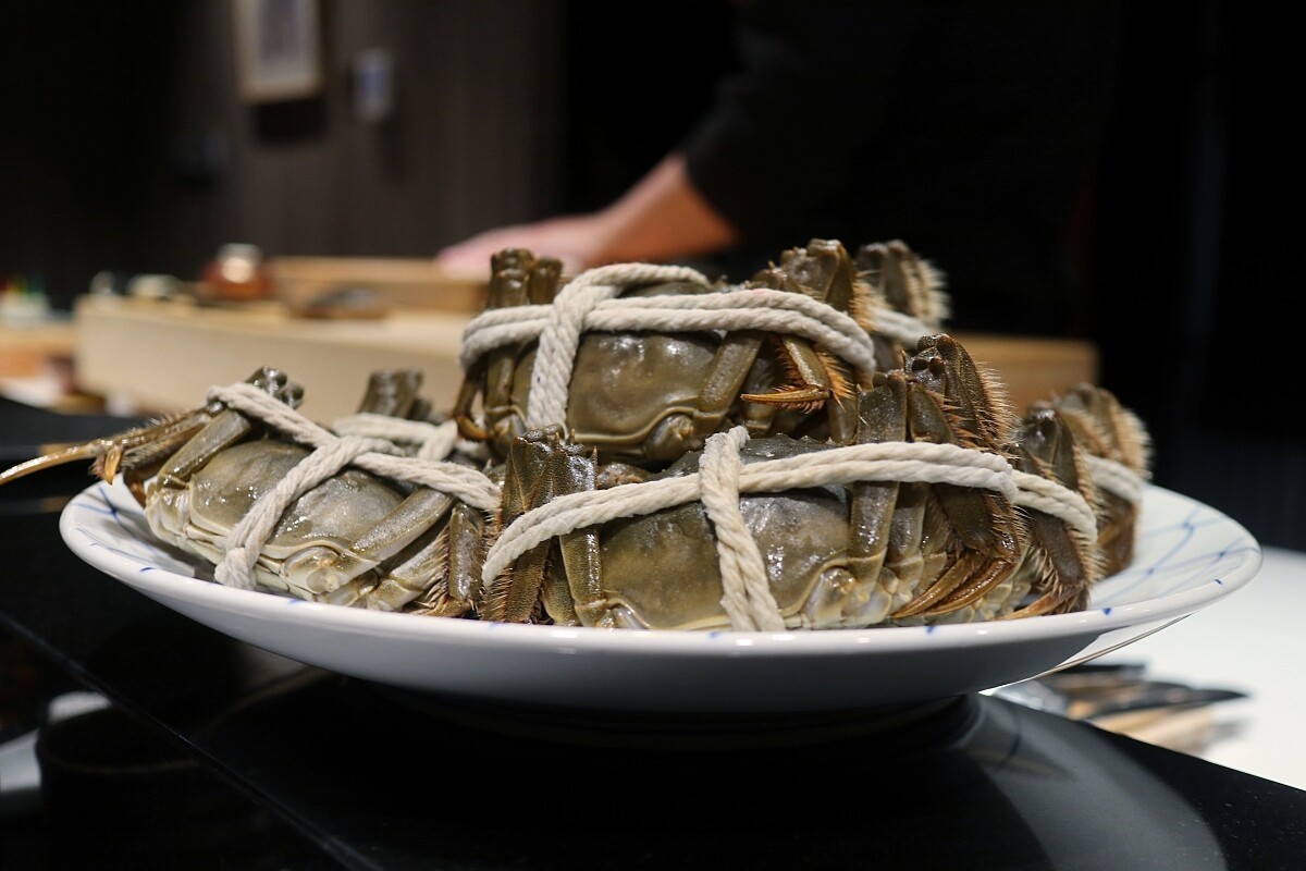 使用來自中國江蘇大閘蟹，每週新鮮直送。