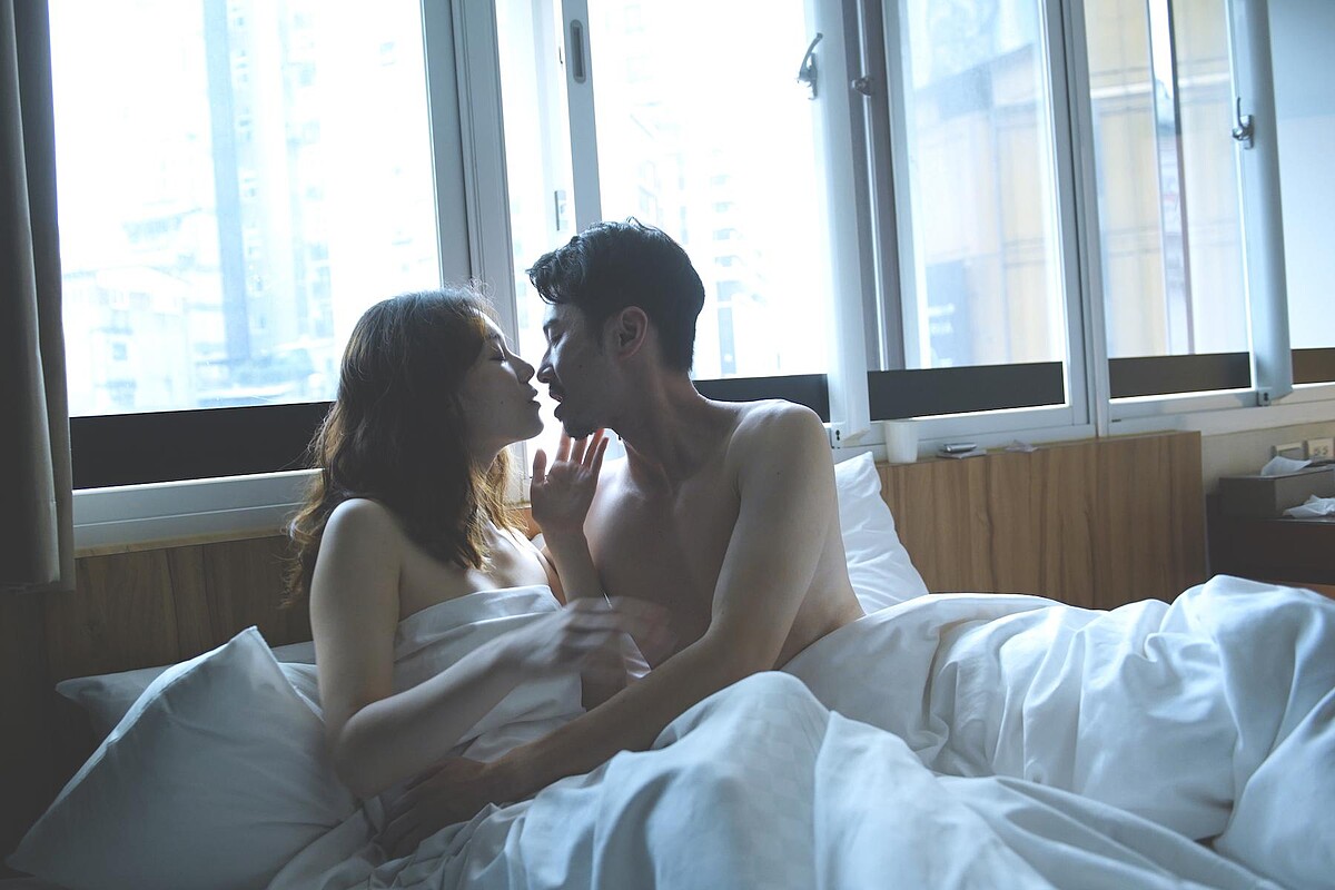 許乃涵分享自己拍攝情慾戲不算挑戰，因一直有演出各種情慾戲，是從未生疏。《小藍》電影中與周詠軒（右）有許多對手戲