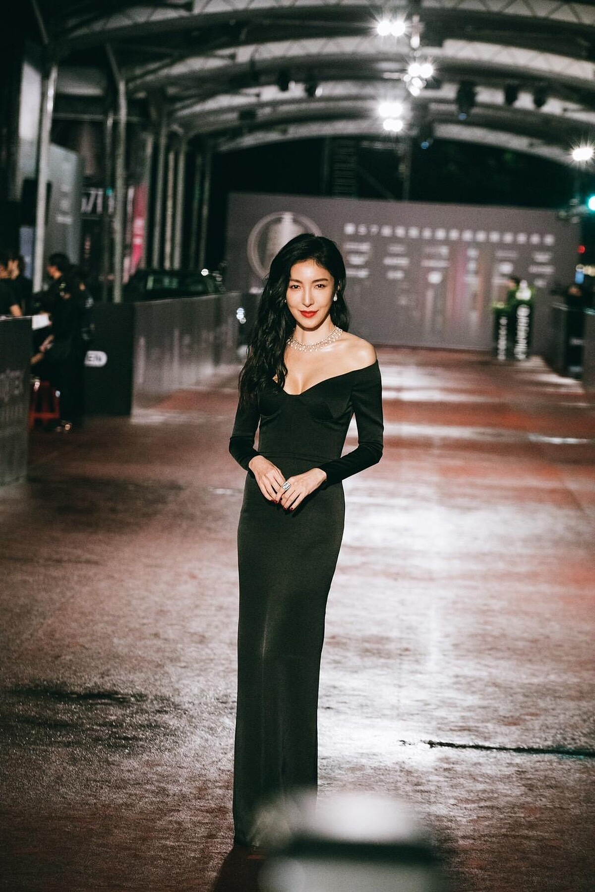 Alex Perry緞面禮服 provided by Net-A-Porter