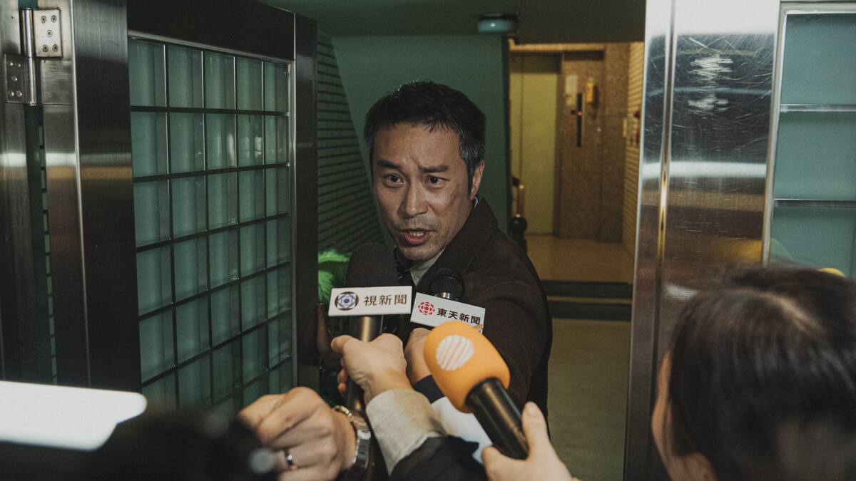 《罪後真相》劇照04-張孝全飾演過氣名嘴，意外捲入棒球情殺命案被媒體包圍