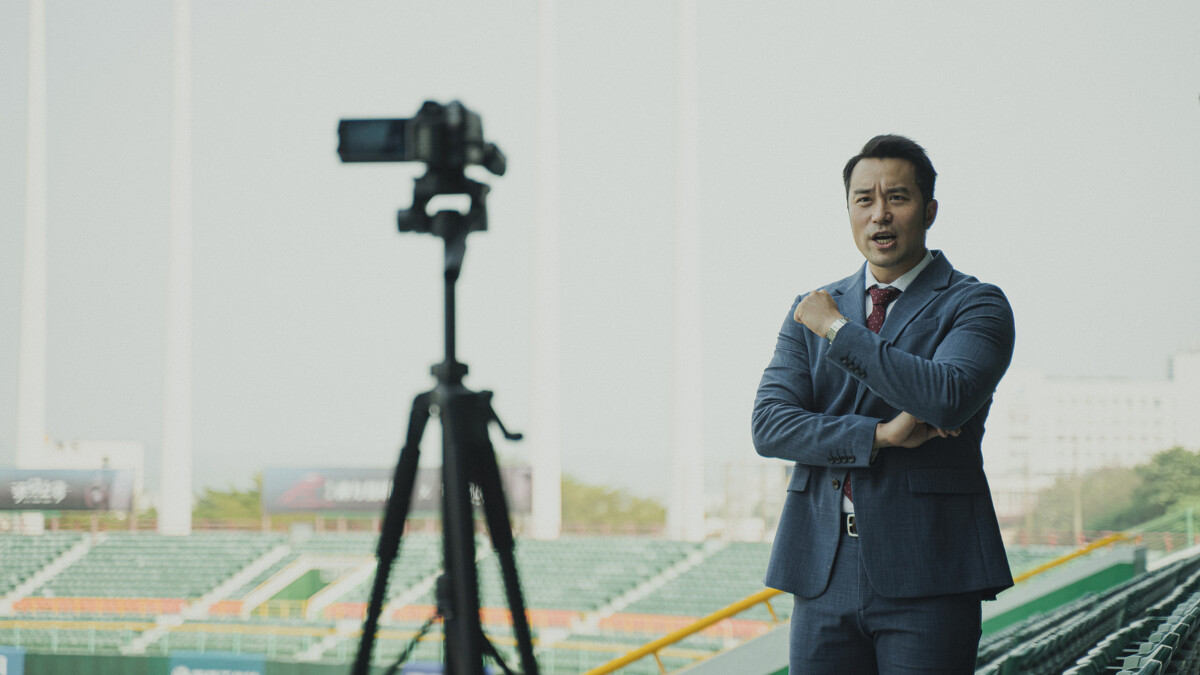 《罪後真相》張孝全在片中挑戰名嘴快嘴，自加插腰打響指手勢融入角色