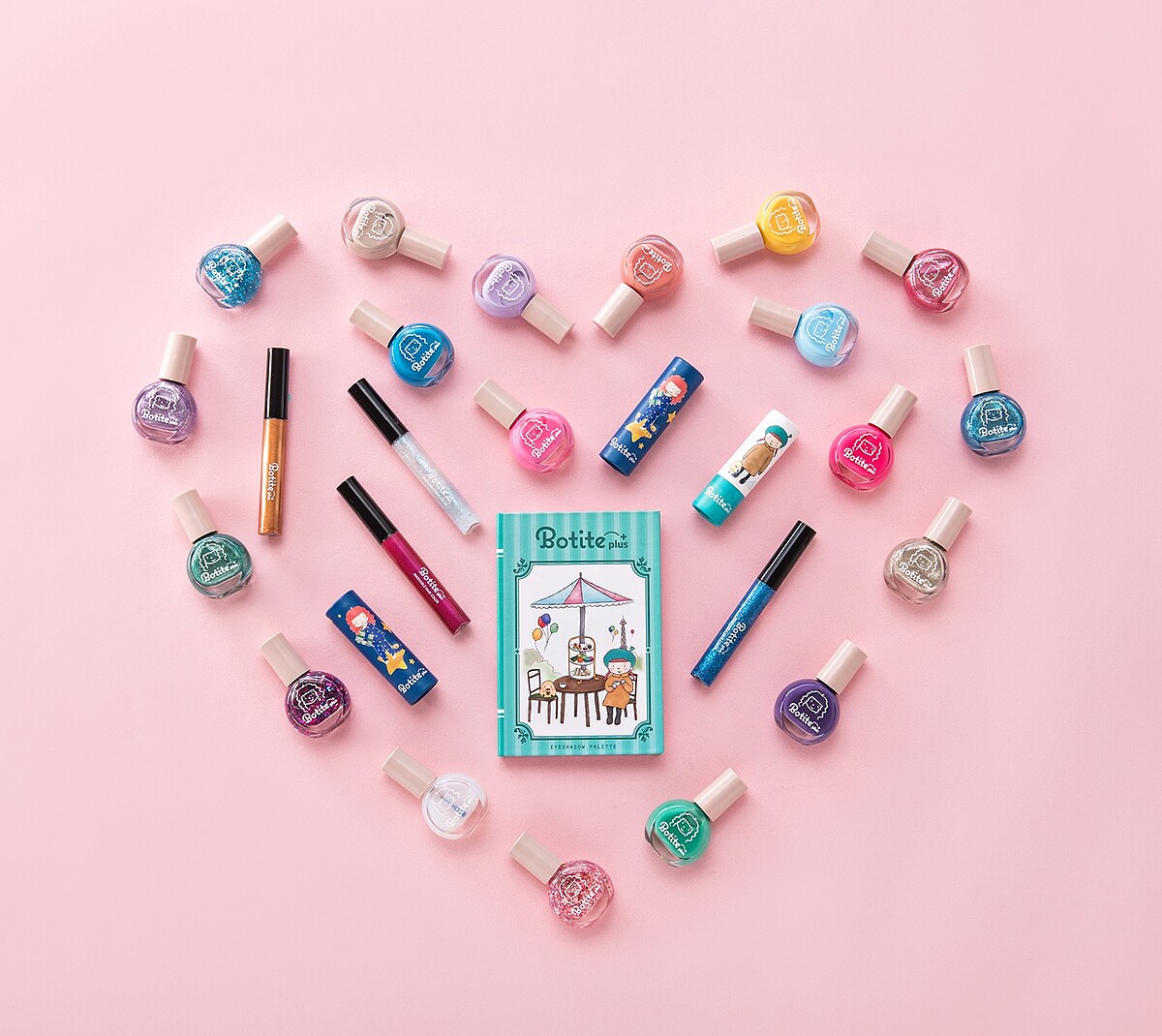 在專屬小寶貝的美妝保養中，傳達美感從小培養的風尚細節。