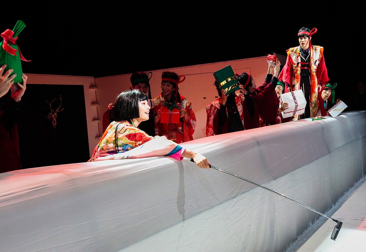  野田秀樹《Q：歌舞伎之夜》瑯壬生與愁里愛初次相遇的時刻（ Photo by Kishin Shinoyama）