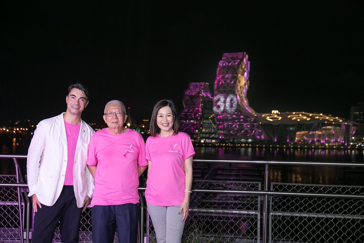 左起台灣雅詩蘭黛集團執行董事總經理 Mr. Jean-Alexandre Havard、台灣癌症臨床研究發展基金會陳博明董事長、台灣雅詩蘭黛集團公共事務部總監暨海洋拉娜品牌總經理 蔡易伶