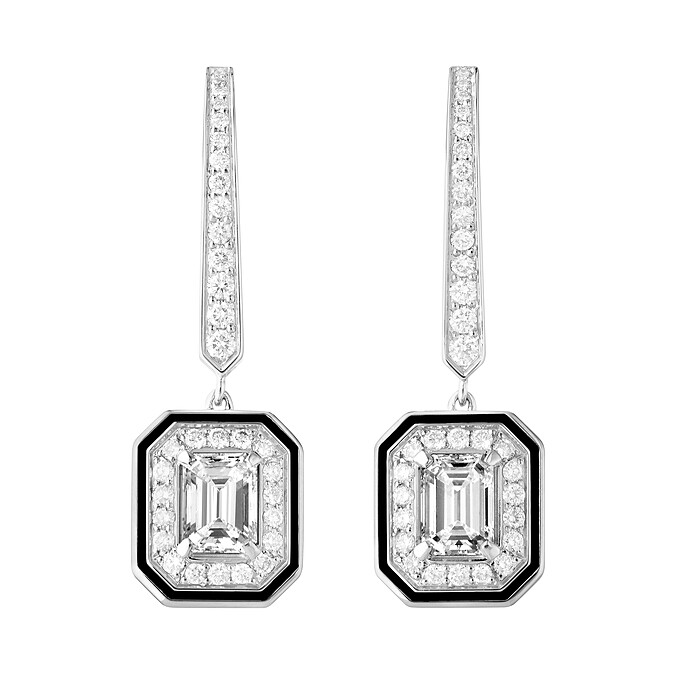 曾寶儀開場主持配戴作品