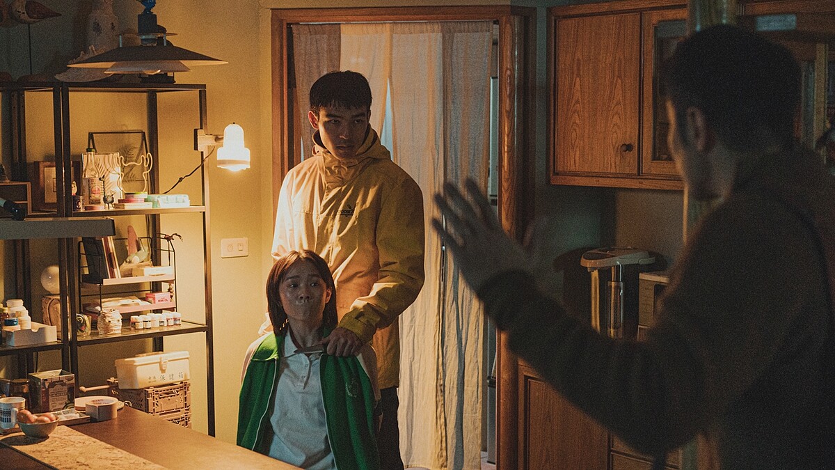 《罪後真相》陳昊森持刀抵住方郁婷和張孝全對峙.