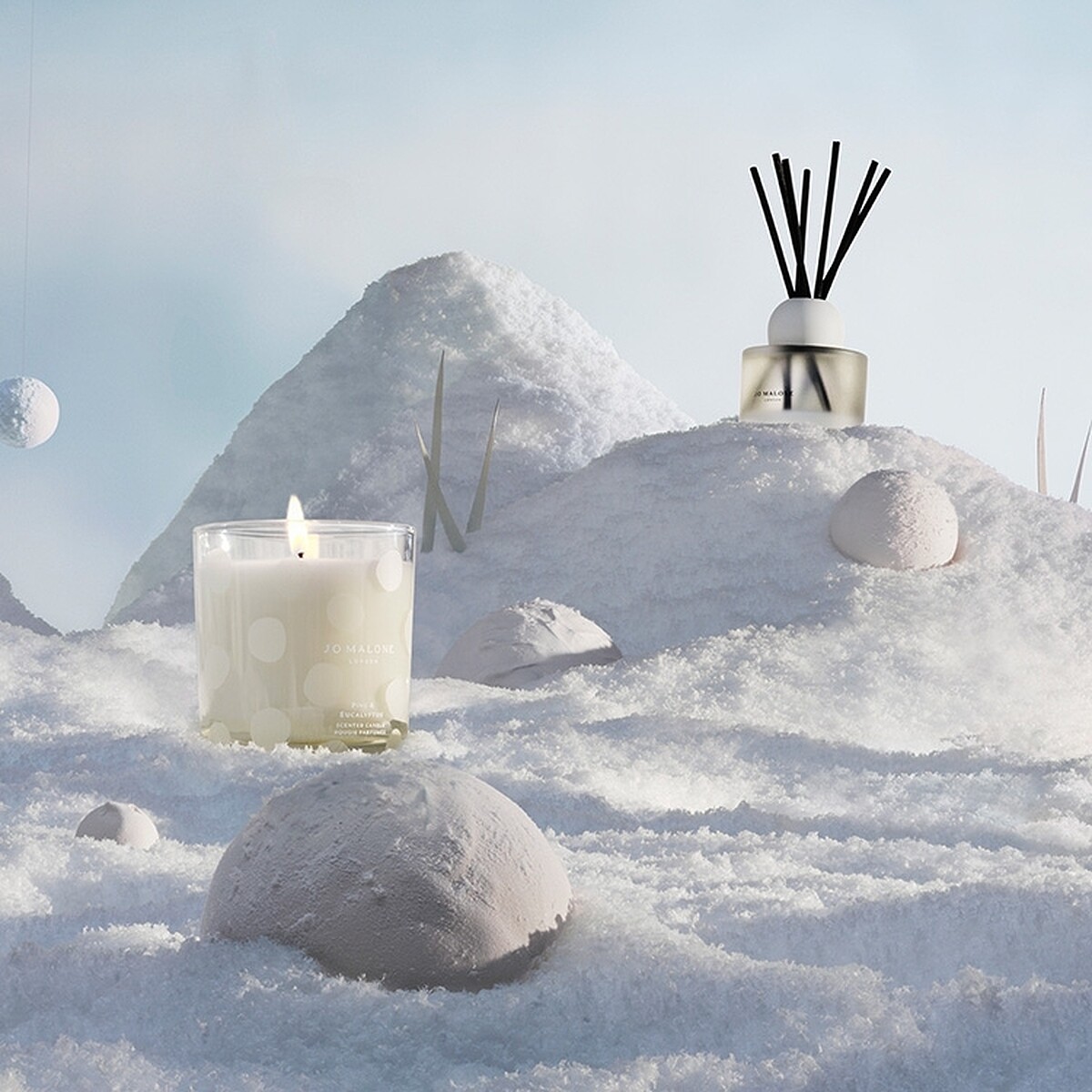 Jo Malone London 2022聖誕松木與桉樹香氛工藝蠟燭200g，NT2,800、松木與桉樹擴香165ml，NT4,000