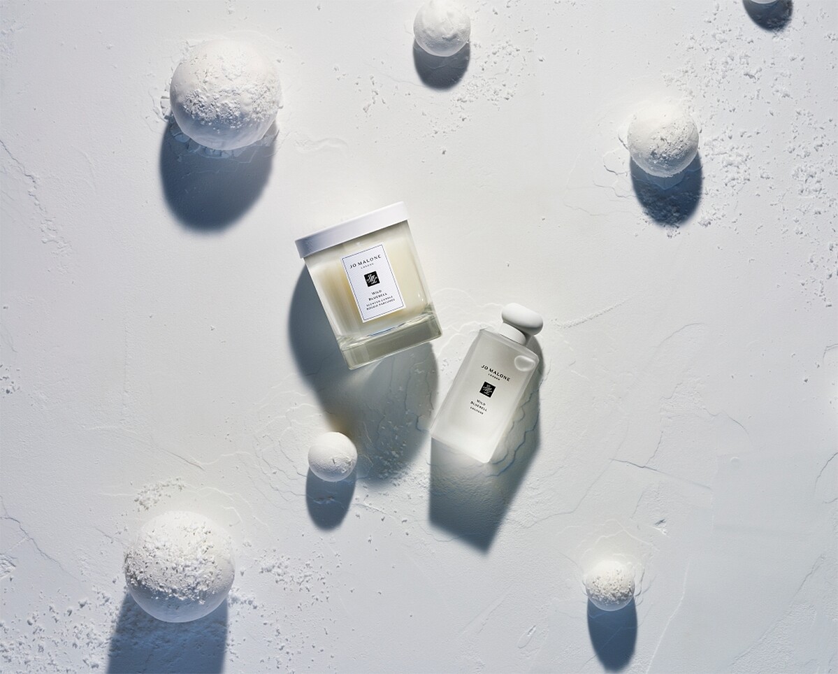 Jo Malone London 2022聖誕藍風鈴限量版香水100ml，NT5,600、藍風鈴限量版香氛工藝蠟燭200g，NT2,800、藍風鈴限量版擴香165ml，NT4,000