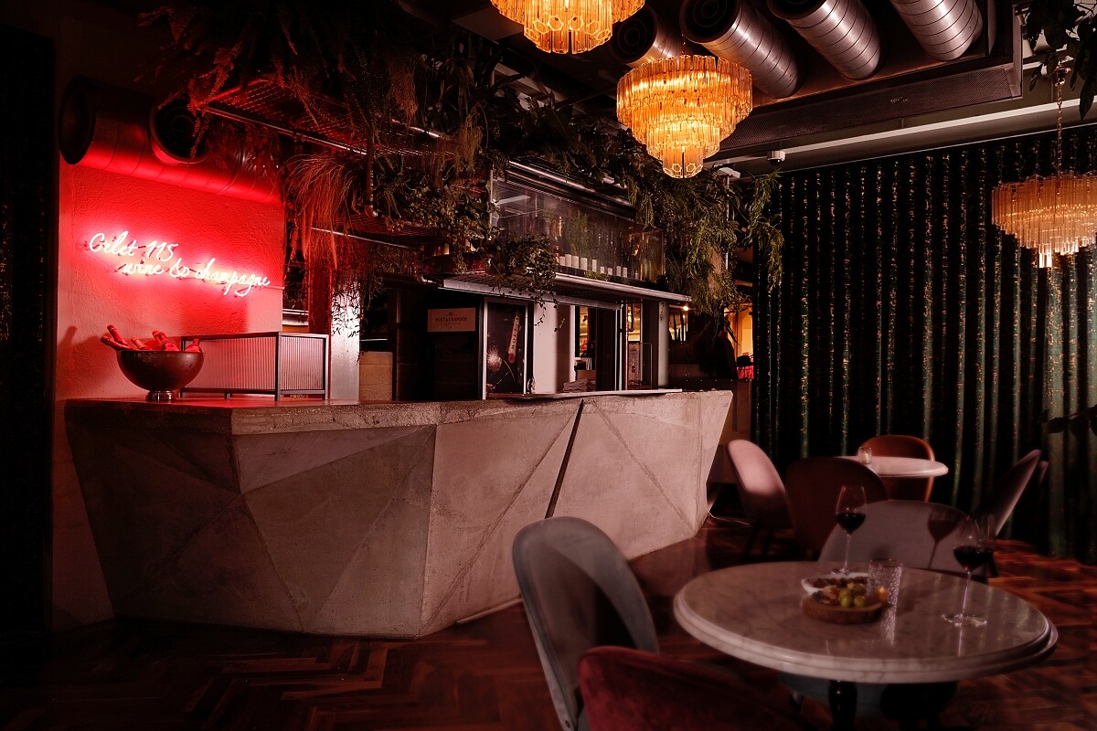 夜晚呈現低調奢華的模樣。