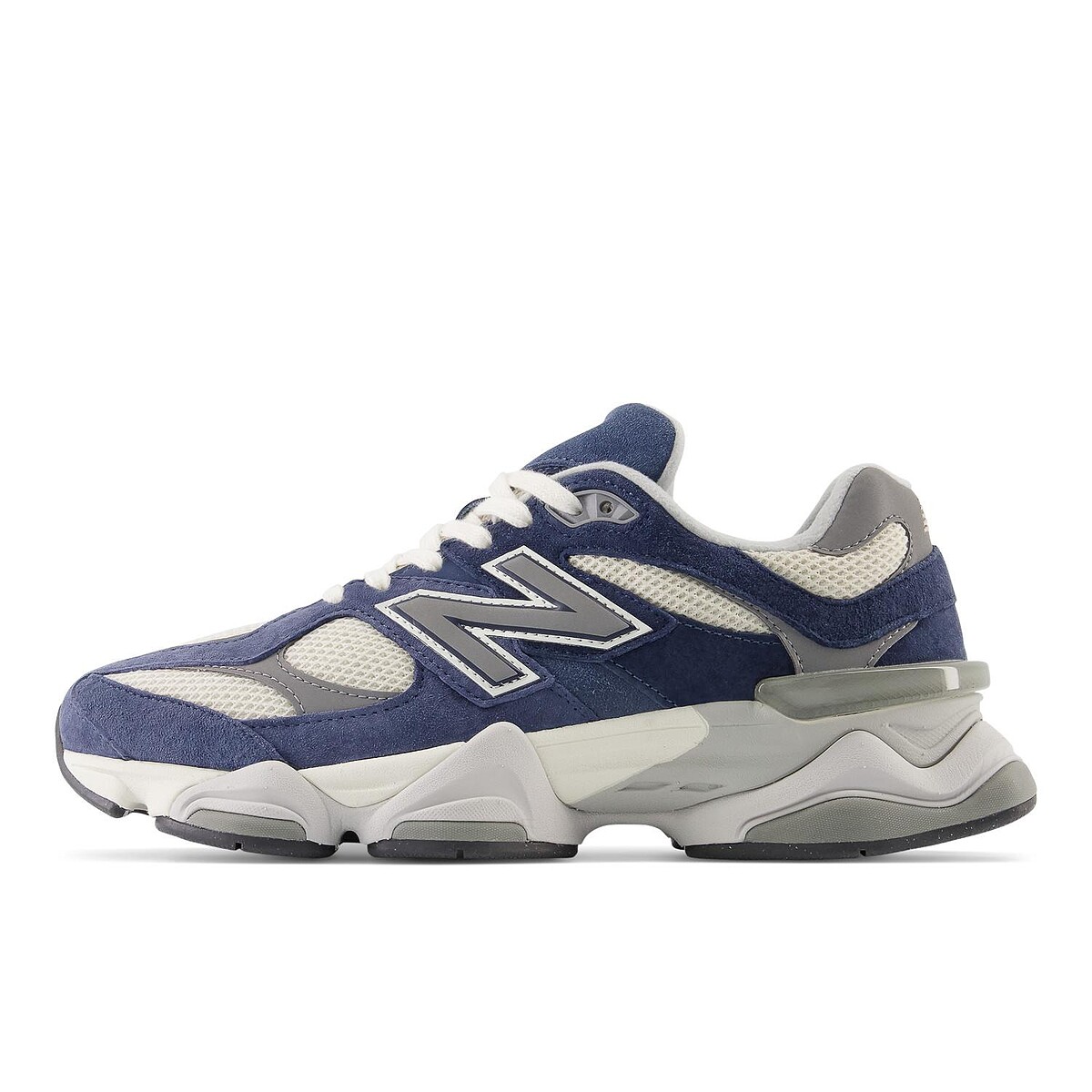 New Balance 藍色復古球鞋，NT4,680。
