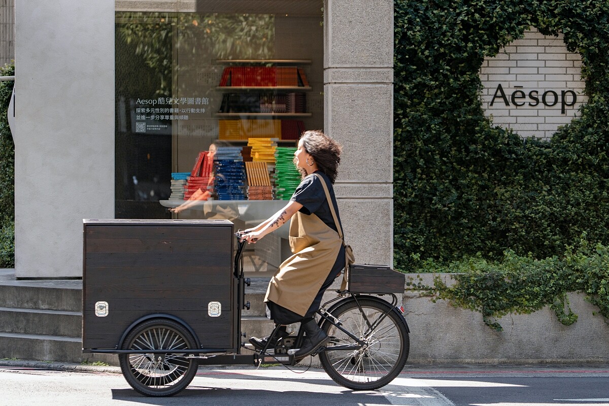 2022 Aesop 酷兒文學圖書館 行動書車
