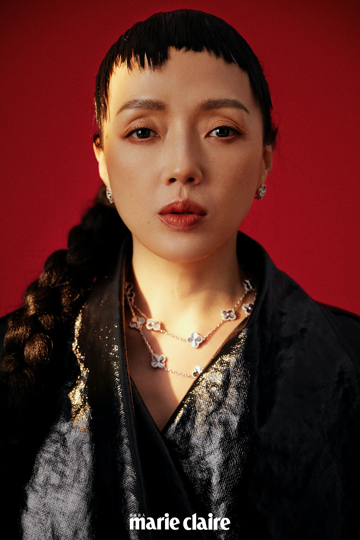 黑色亮面風衣外套 ，JAMEI CHEN。 Vintage Alhambra 白K金璣鏤雕花耳環，Vintage Alhambra 白K金璣鏤雕花20枚四葉幸運草圖騰長項鍊，both by Van Cleef & Arpels。