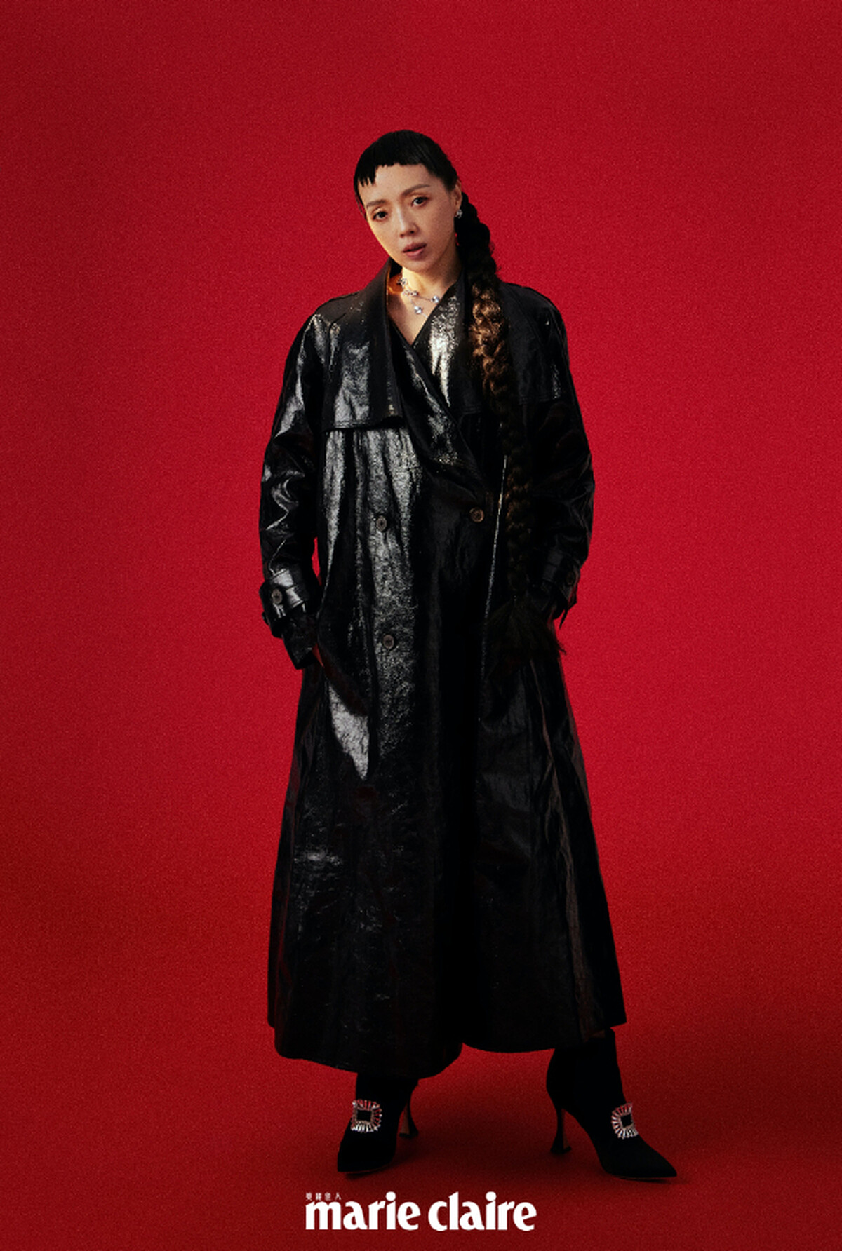 黑色亮面風衣外套 ，JAMEI CHEN。 Vintage Alhambra 白K金璣鏤雕花耳環，Vintage Alhambra 白K金璣鏤雕花20枚四葉幸運草圖騰長項鍊，both by Van Cleef & Arpels。