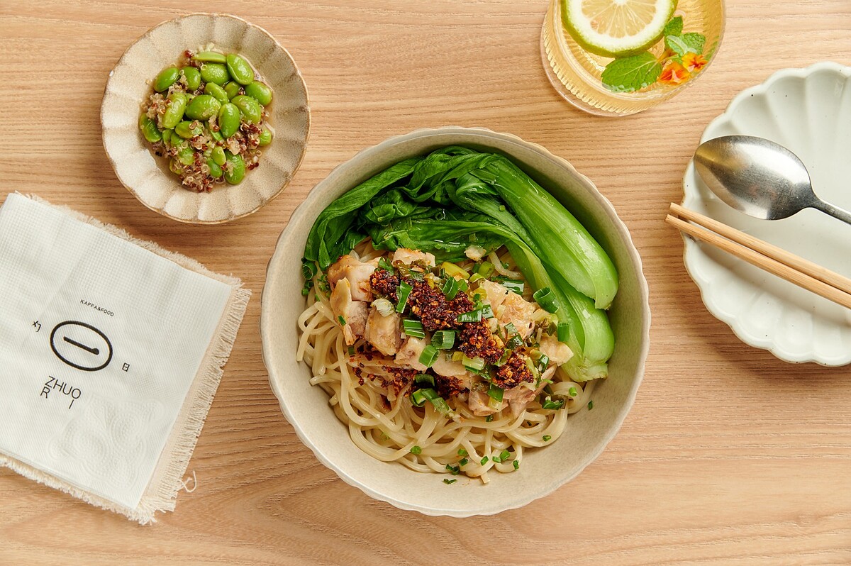 油潑辣子佐雞腿拌麵