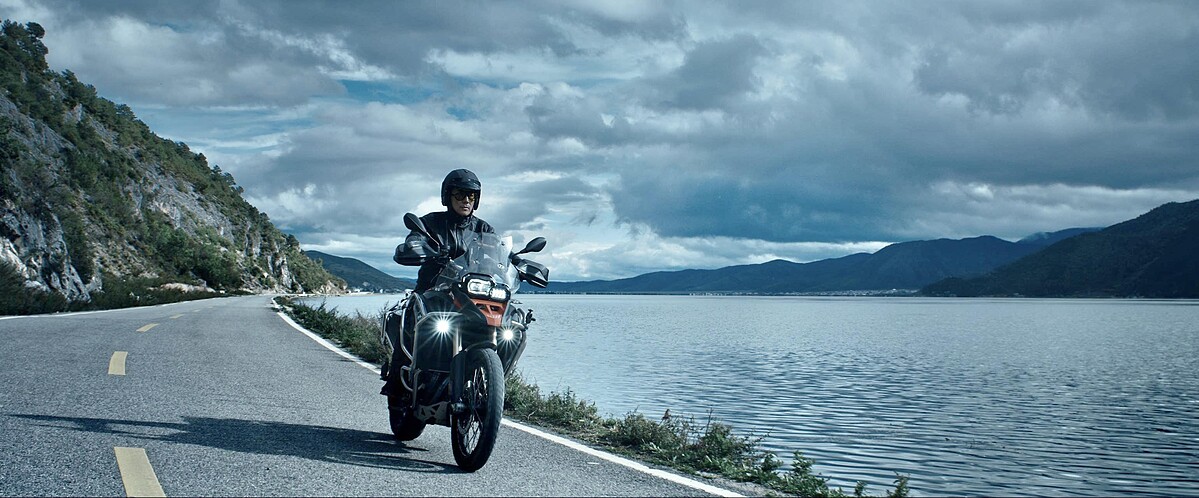 任賢齊沿路騎乘重機拍攝MV