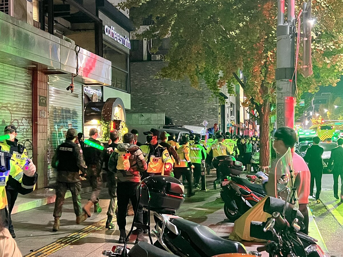 大批警消進入事發地點搶救