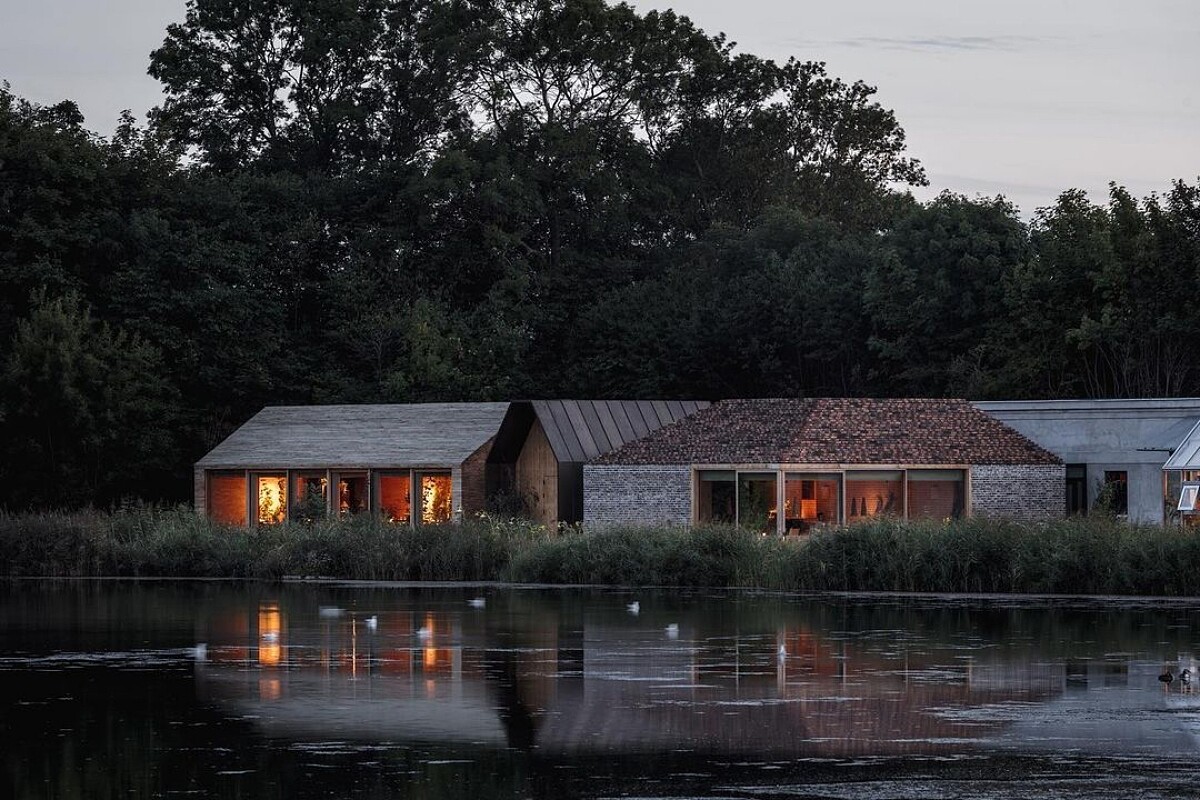 建築環繞湖畔。