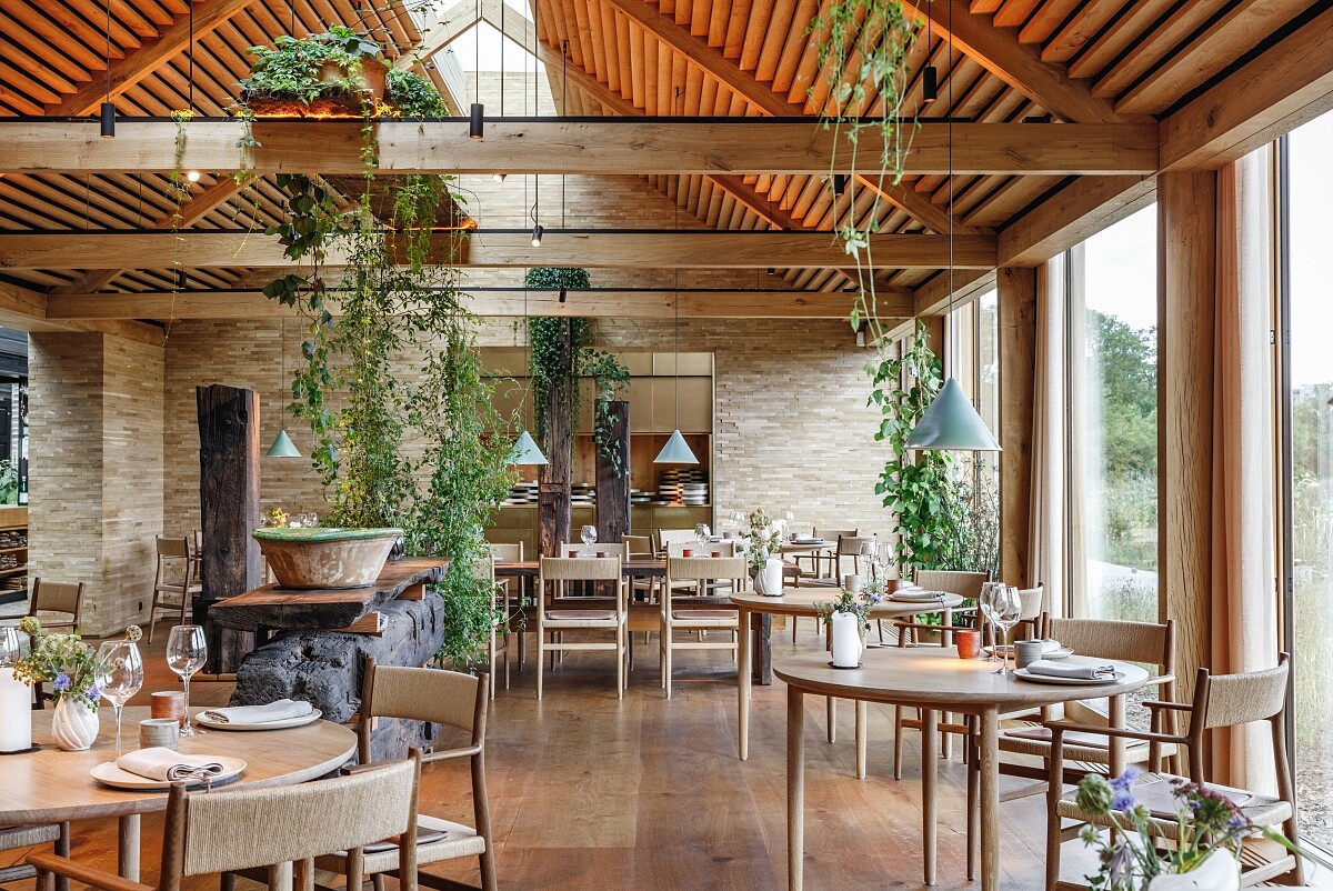 大面開窗將湖景融入空間。