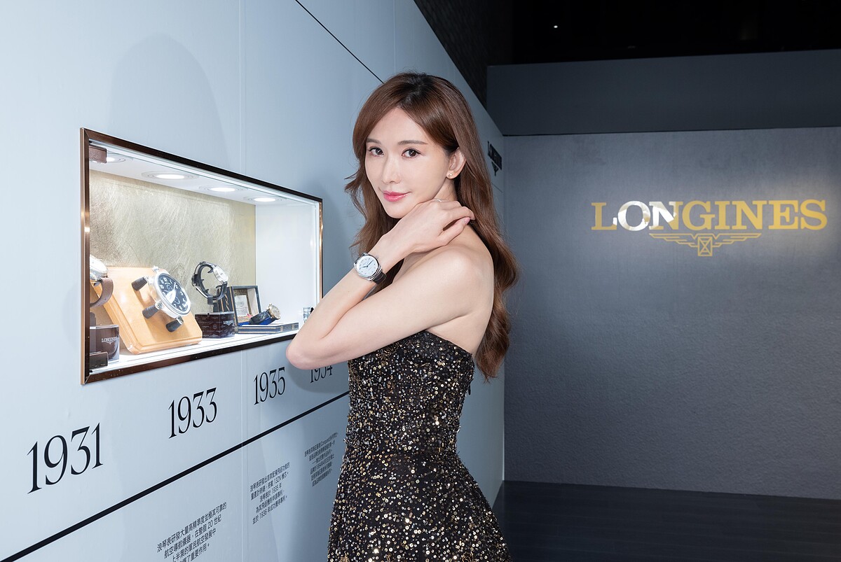 浪琴表優雅大使林志玲於記者會欣賞由瑞士浪琴表博物館空運來台展出的眾多精緻臻美古董錶。
