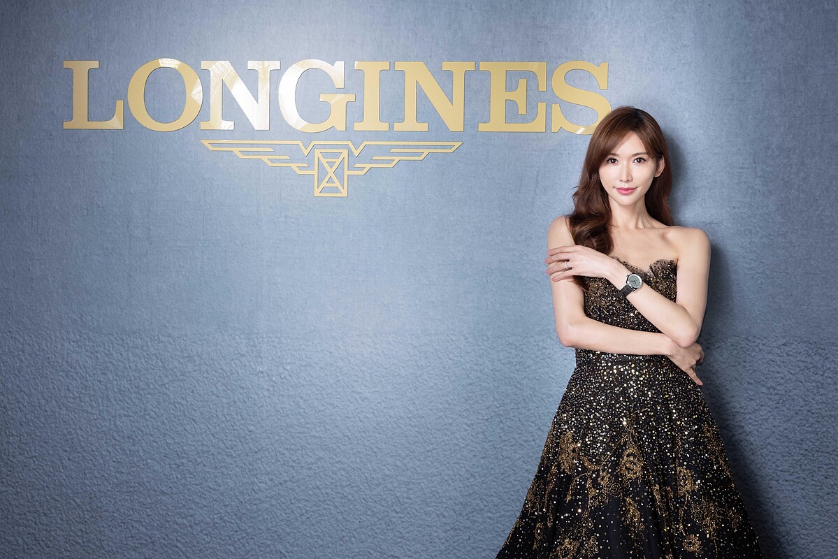 林志玲配戴浪琴表Master Collection 巨擘系列190週年紀念40mm噴砂銀色面盤腕錶，出席記者會活動現場。