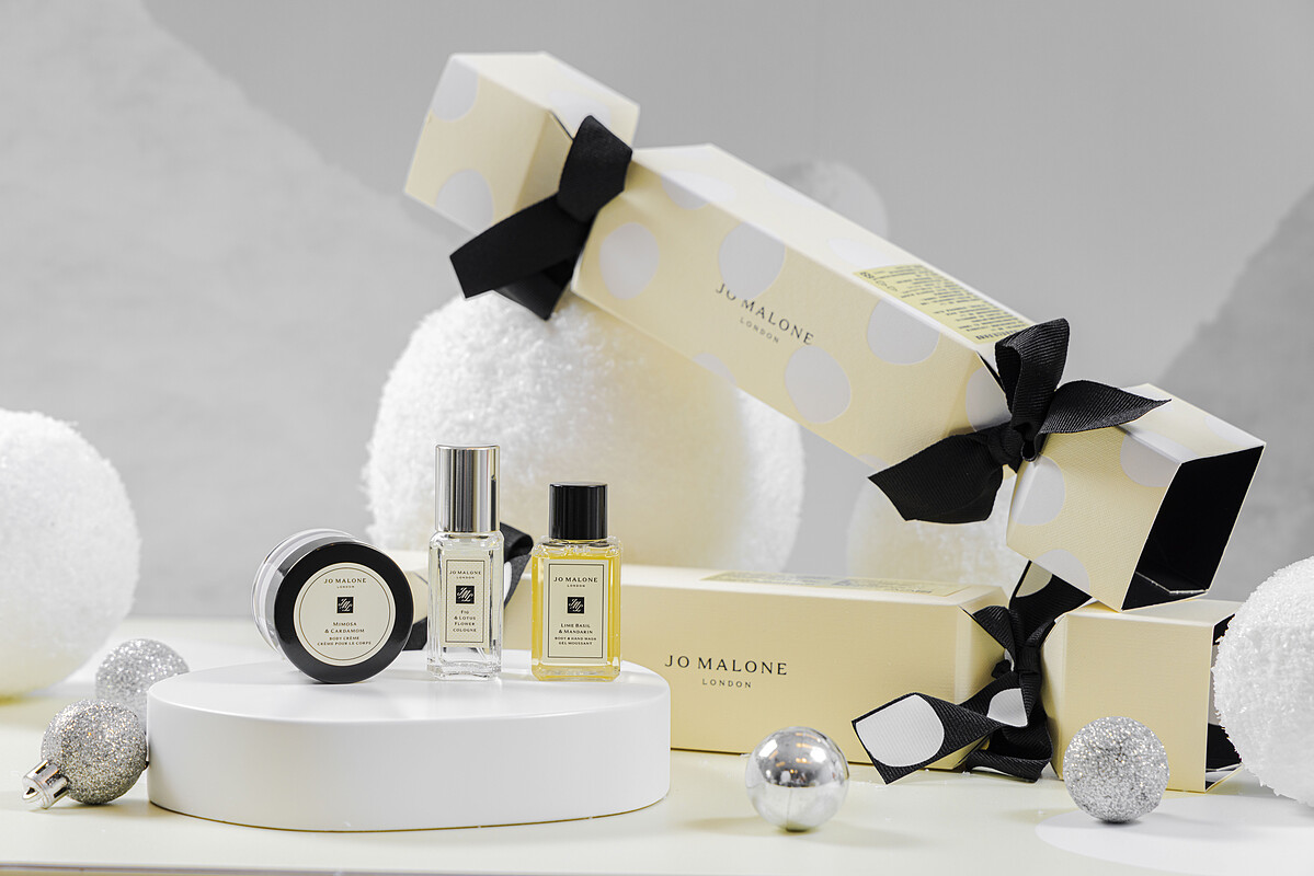 歡樂雪花聖誕香氛拉炮 - 經典禮讚，內含：牡丹與胭紅麂絨香水9ML、鼠尾草與海鹽潔膚露15ML、黑莓子與月桂葉潤膚霜15ML NT$1,700 歡樂雪花聖誕香氛拉炮 英倫禮讚，內含：無花果與荷花香水9ML、青檸羅勒與柑橘潔膚露15ML、含羞草與小豆蔻潤膚霜15ML NT$1,700