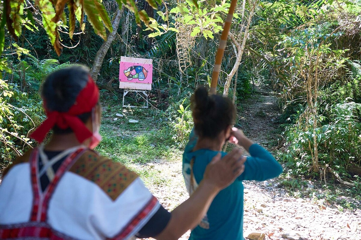 始分組射箭、躑茅。