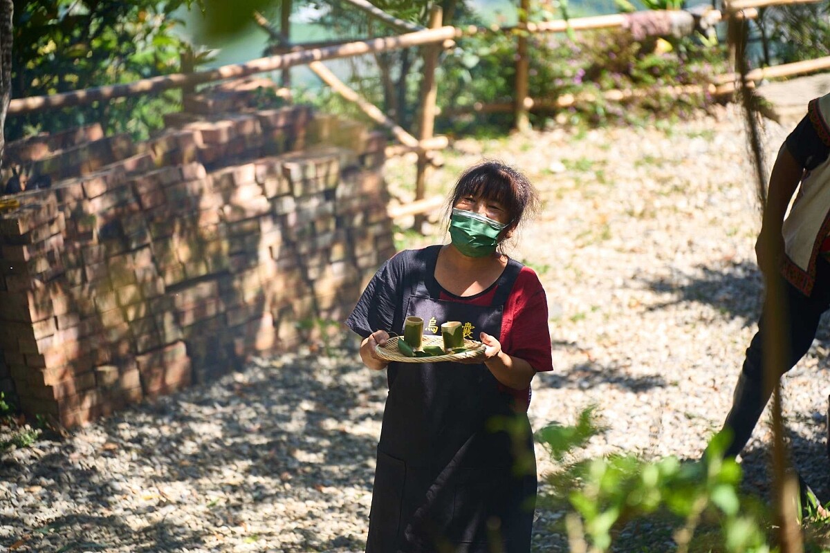 模擬媽媽、太太端著食物等待獵人返家的情境。