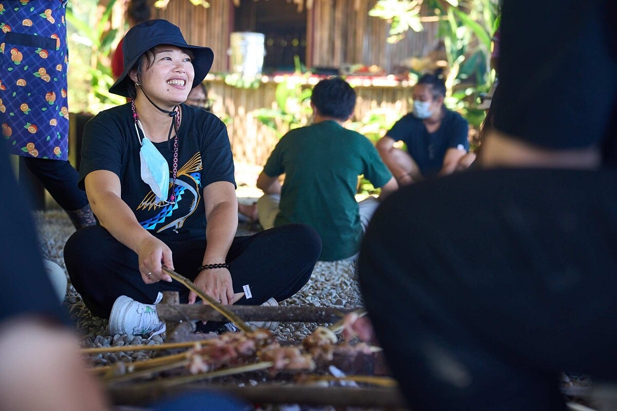 席地而坐的燒烤饗宴。