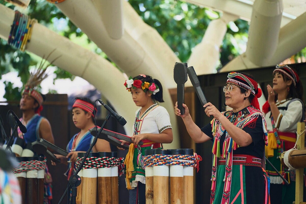「Amis旮亙樂團」敲打樂器。