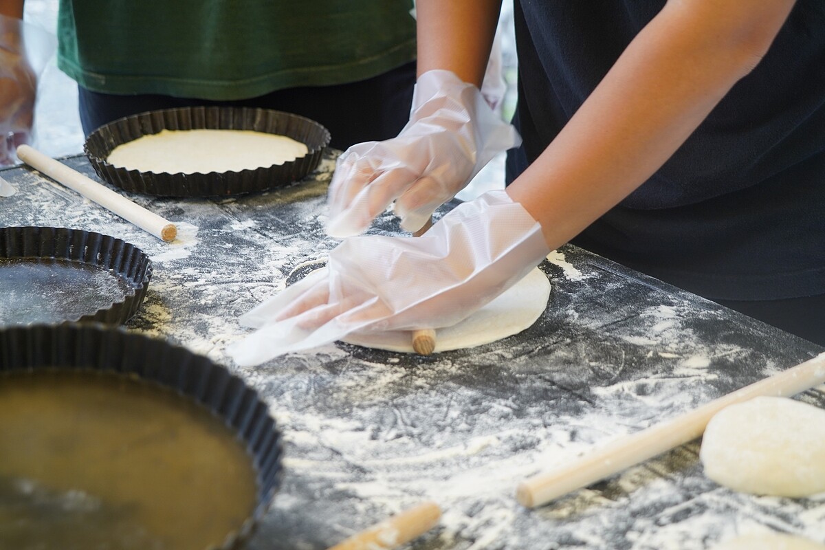 製作pizza的過程（照片為捌個零社企提供）。