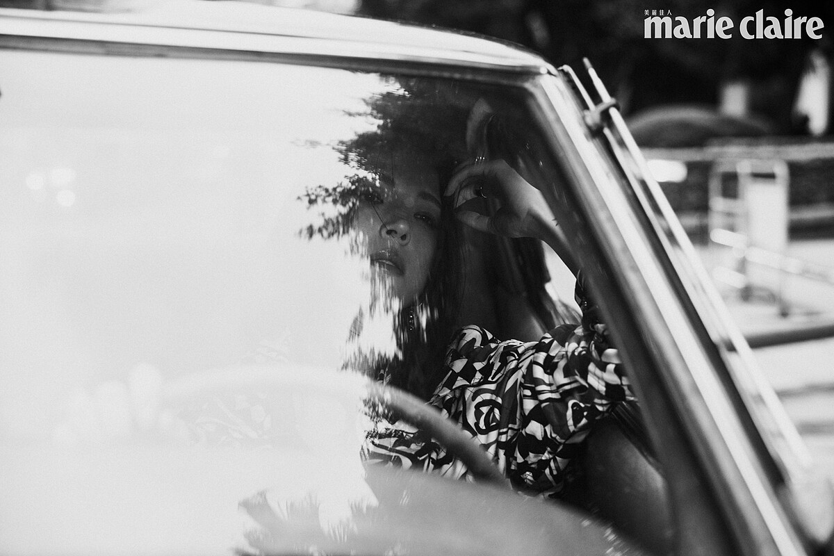 賽車旗幟印花外套、服飾珠寶耳環與戒指，all by CHANEL。