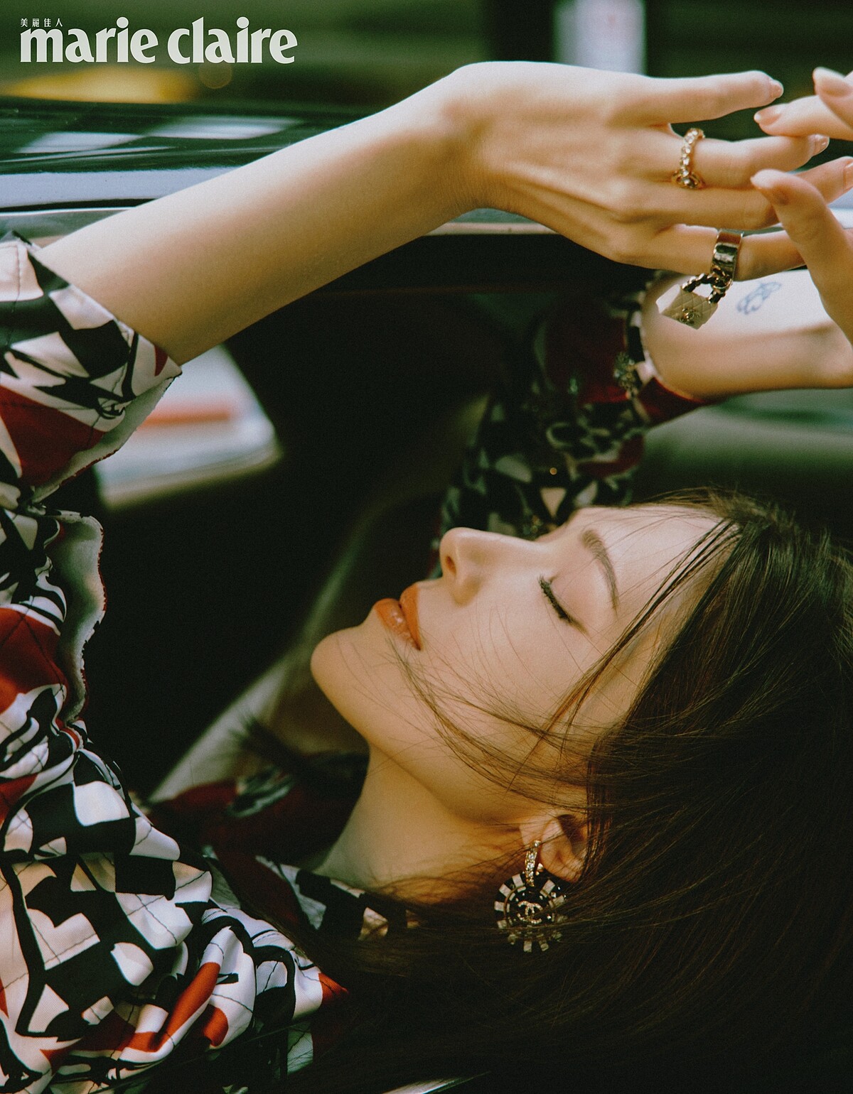 賽車旗幟印花外套、服飾珠寶耳環與戒指，all by CHANEL。