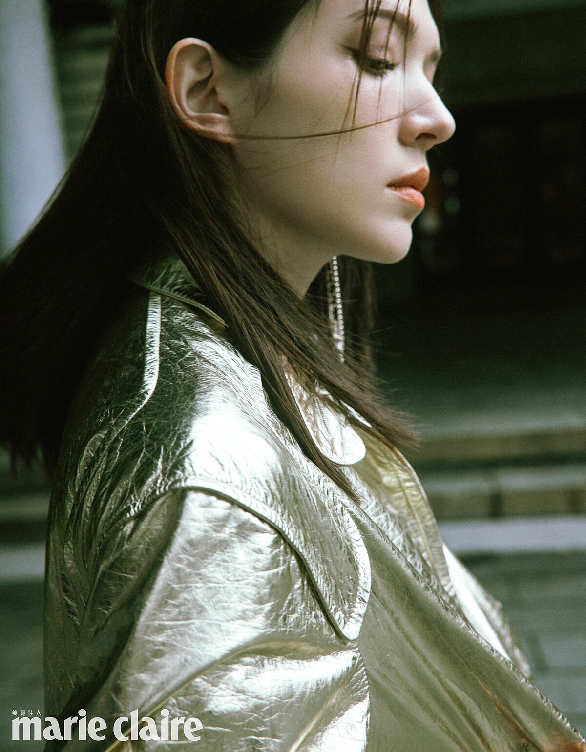 金屬光澤皮外套、服飾珠寶耳環，all by CHANEL。