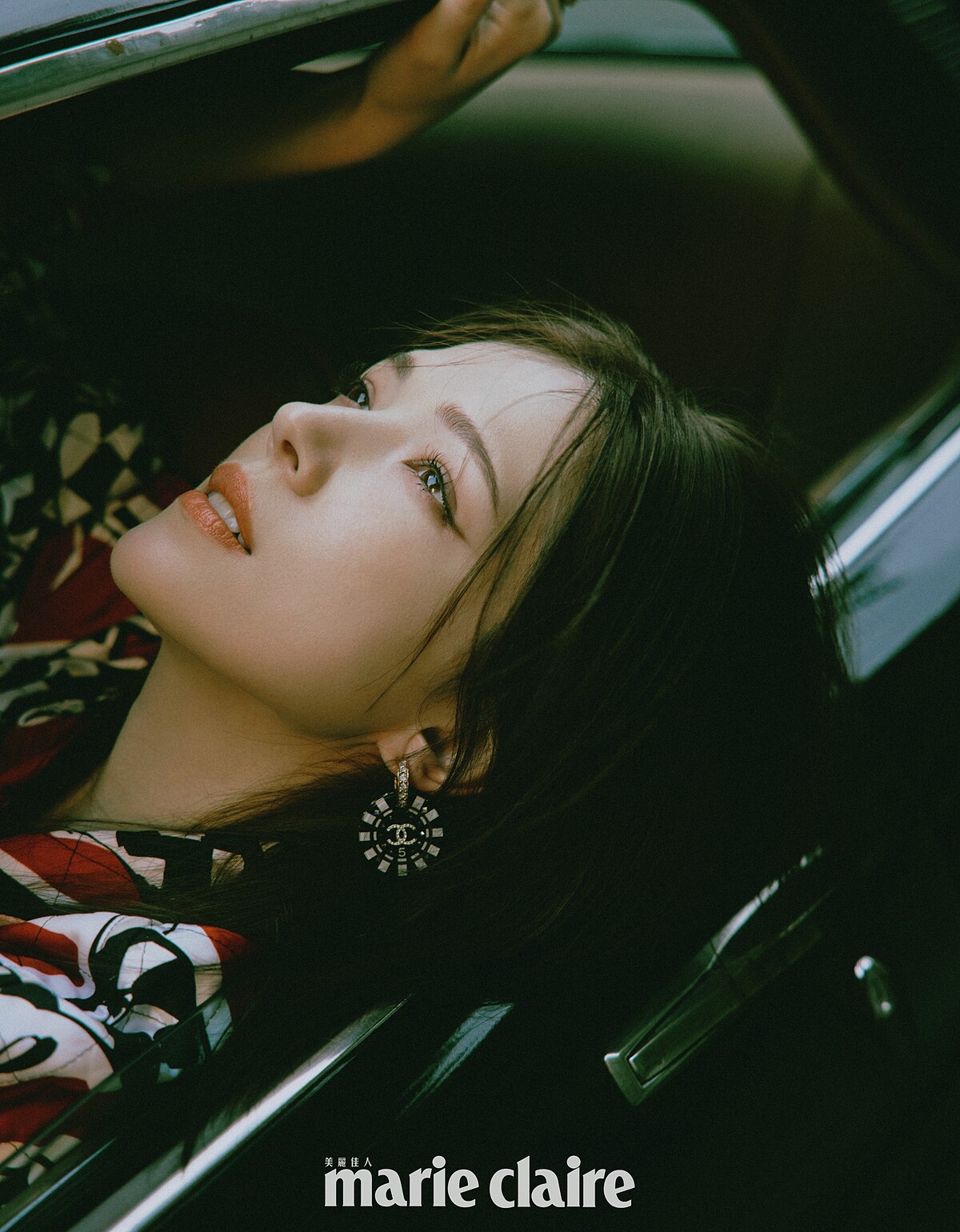 賽車旗幟印花外套、服飾珠寶耳環與戒指，all by CHANEL。Beauty：香奈兒奢華晶鑽賦活粉底乳霜 B10、香奈兒超炫耀精萃唇膏 #812、香奈兒超炫耀釉光唇萃 #88神秘（限量）、香奈兒N&deg;5典藏亮采盤（限量）。