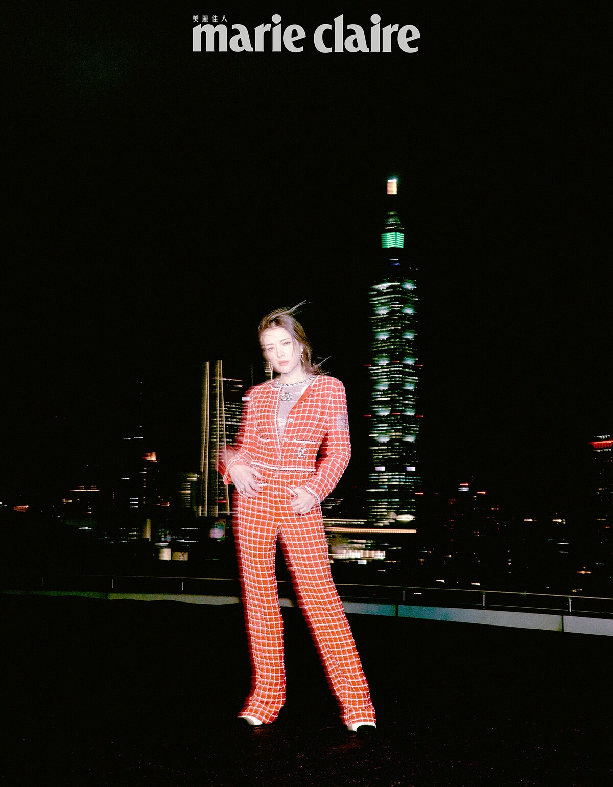 銀線網紗上衣、紅色斜紋軟呢連身褲、服飾珠寶耳環、黑白雙色鞋，all by CHANEL。