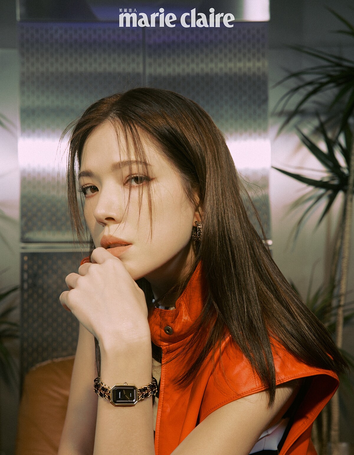 紅色皮背心、黑白方格旗泳裝、服飾珠寶耳環，all by CHANEL。Premi&egrave;re 腕錶-原創款，18K 黃金鍍精鋼錶殼、錶冠及錶鍊。黑色漆面錶盤，鑲嵌凸圓形縞瑪瑙及搭配黑色皮穿鍊錶帶。高精準度石英機芯。功能：時、分顯示，CHANEL。