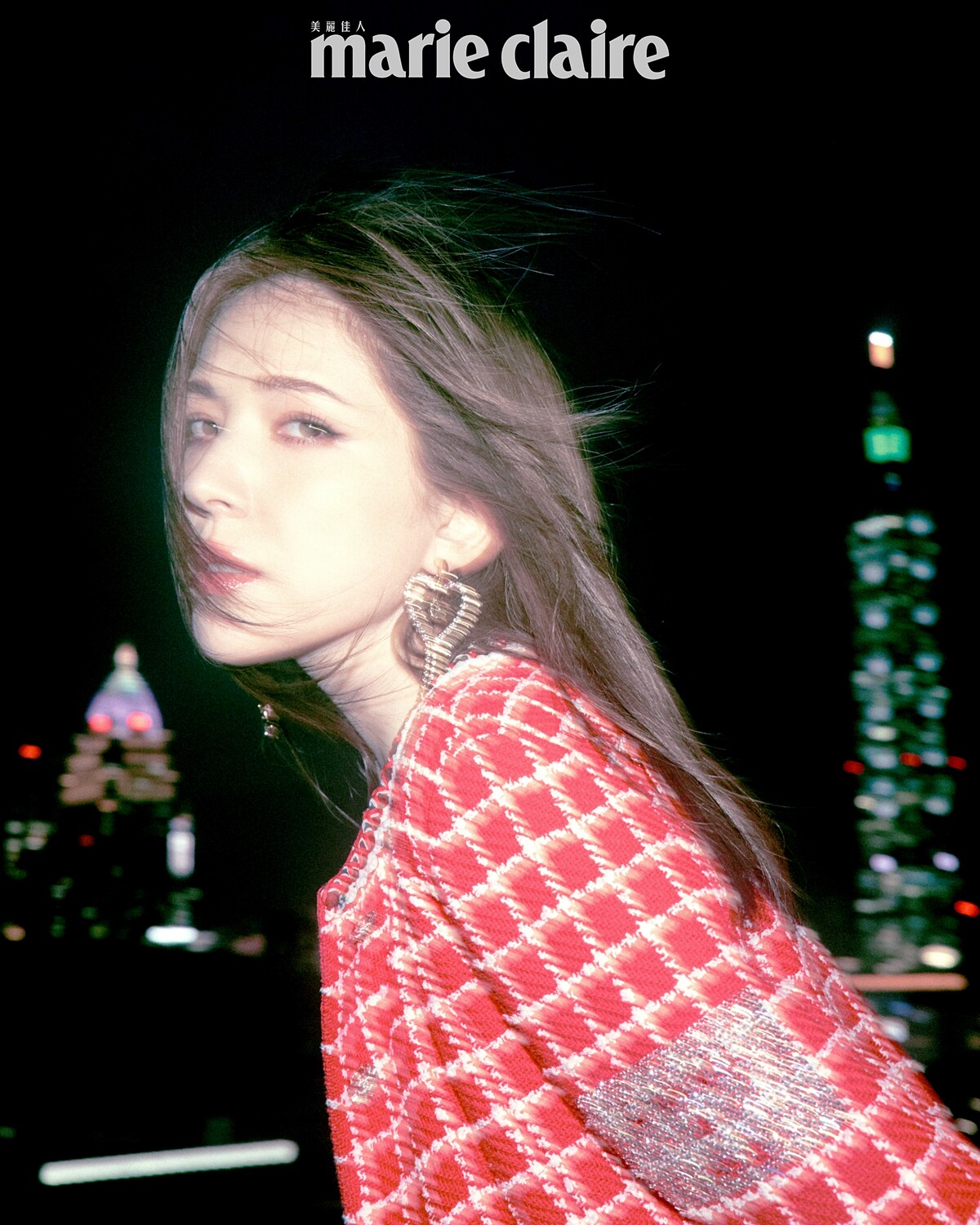 銀線網紗上衣、服飾珠寶耳環，all by CHANEL。