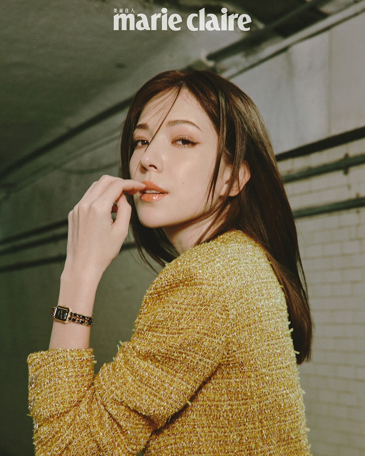 網紗上衣、虹彩光澤金色斜紋軟呢外套、服飾珠寶戒指，all by CHANEL。Premi&egrave;re 腕錶-原創款，18K 黃金鍍精鋼錶殼、錶冠及錶鍊。黑色漆面錶盤，鑲嵌凸圓形縞瑪瑙及搭配黑色皮穿鍊錶帶。高精準度石英機芯。功能：時、分顯示，CHANEL。