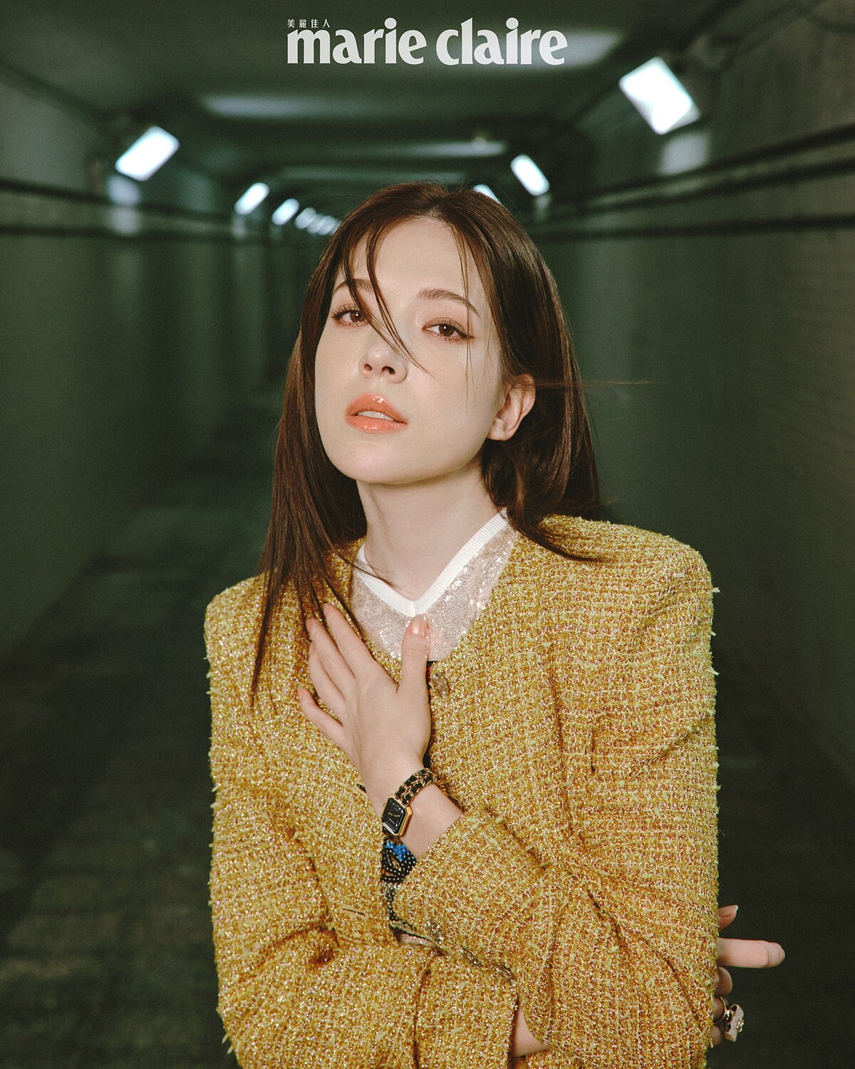 網紗上衣、虹彩光澤金色斜紋軟呢外套、服飾珠寶戒指，all by CHANEL。Premi&egrave;re腕錶-原創款，18K 黃金鍍精鋼錶殼、錶冠及錶鍊。黑色漆面錶盤，鑲嵌凸圓形縞瑪瑙及搭配黑色皮穿鍊錶帶。高精準度石英機芯。功能：時、分顯示，CHANEL。