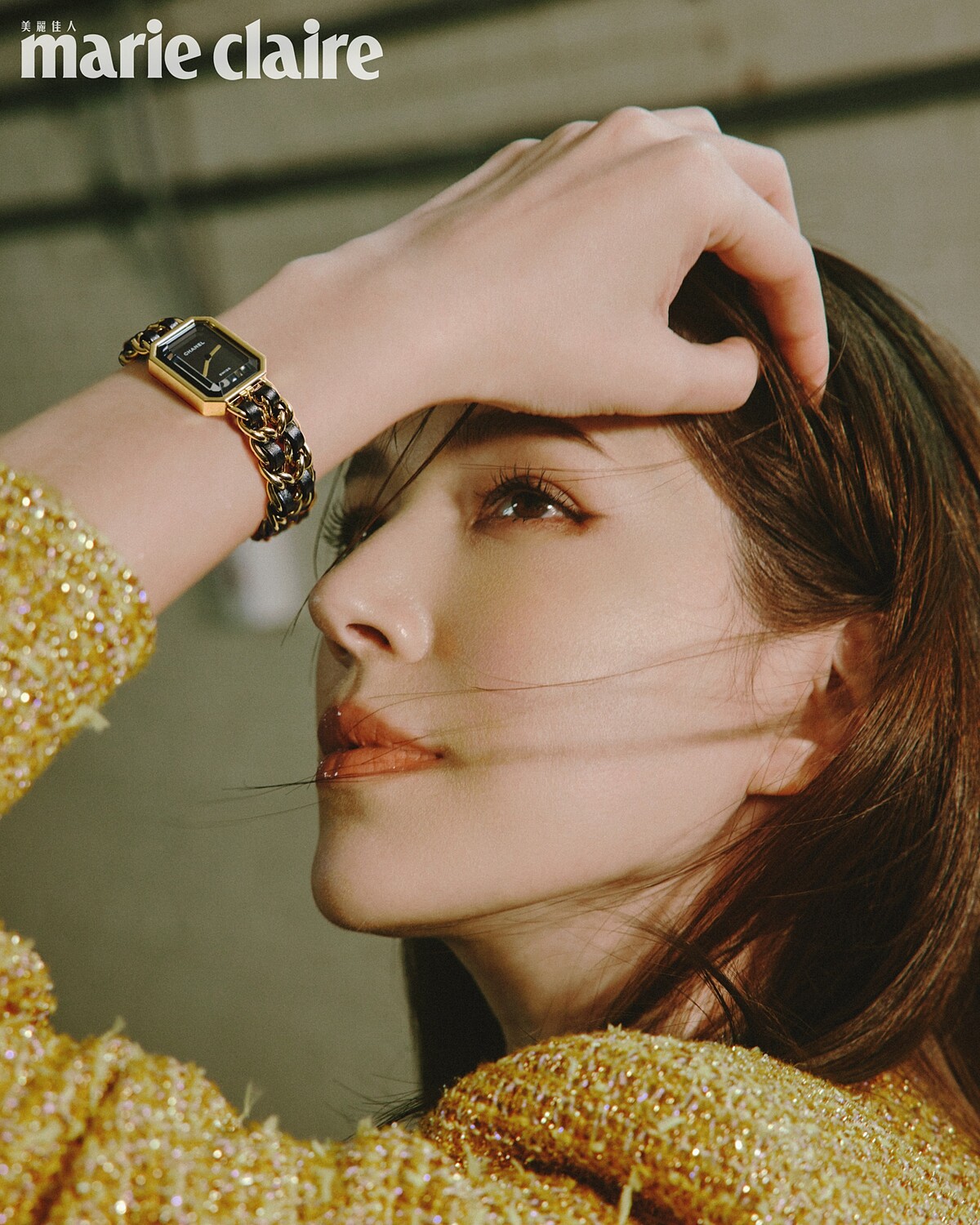 虹彩光澤金色斜紋軟呢外套、服飾珠寶戒指，all by CHANEL。Premi&egrave;re腕錶-原創款，18K 黃金鍍精鋼錶殼、錶冠及錶鍊。黑色漆面錶盤，鑲嵌凸圓形縞瑪瑙及搭配黑色皮穿鍊錶帶。高精準度石英機芯。功能：時、分顯示，CHANEL。