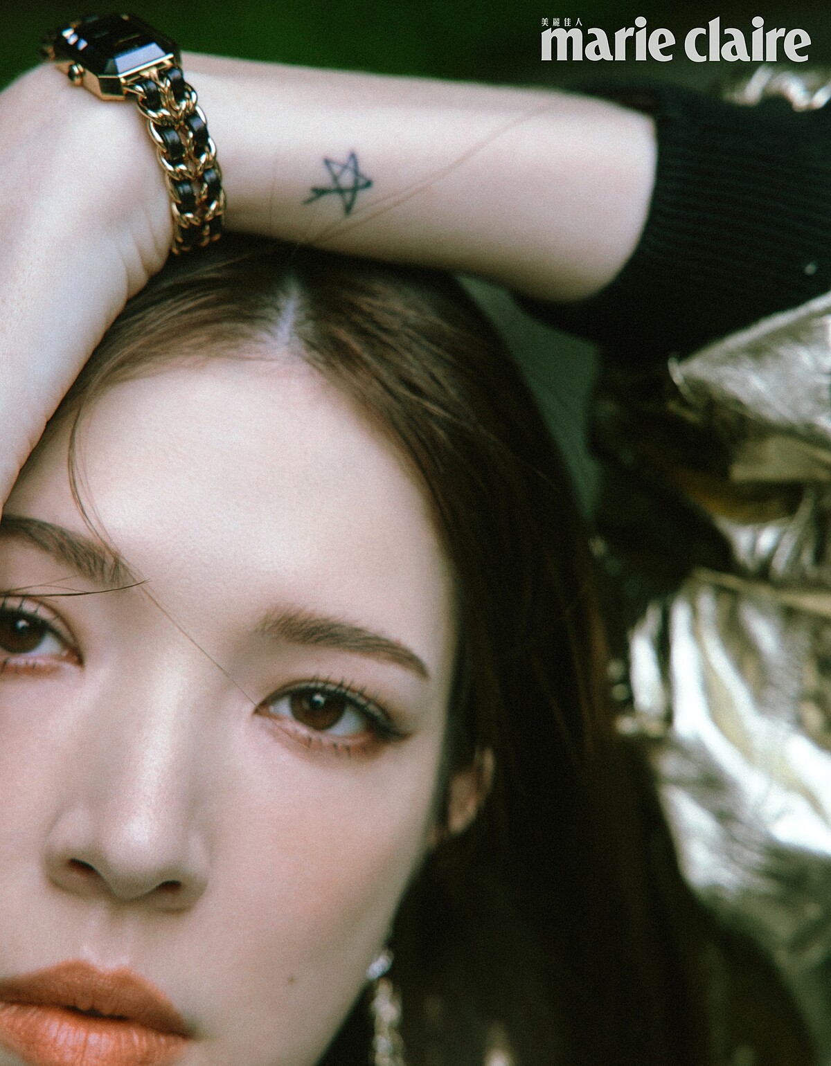 金屬光澤皮外套，CHANEL。Premi&egrave;re腕錶-原創款，18K 黃金鍍精鋼錶殼、錶冠及錶鍊。黑色漆面錶盤，鑲嵌凸圓形縞瑪瑙及搭配黑色皮穿鍊錶帶。高精準度石英機芯。功能：時、分顯示，CHANEL。