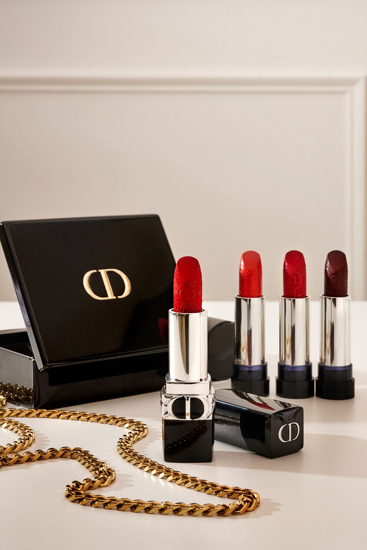 迪奧藍星唇膏黑曜珠寶盒-國際版,唇膏絲絨特霧「#965玫瑰漿果」、替換蕊心經典緞光「#471奶茶裸棕」、絲絨特霧「#913煙燻紫羅蘭」、絲絨特霧「#674午夜玫瑰」,NT8100