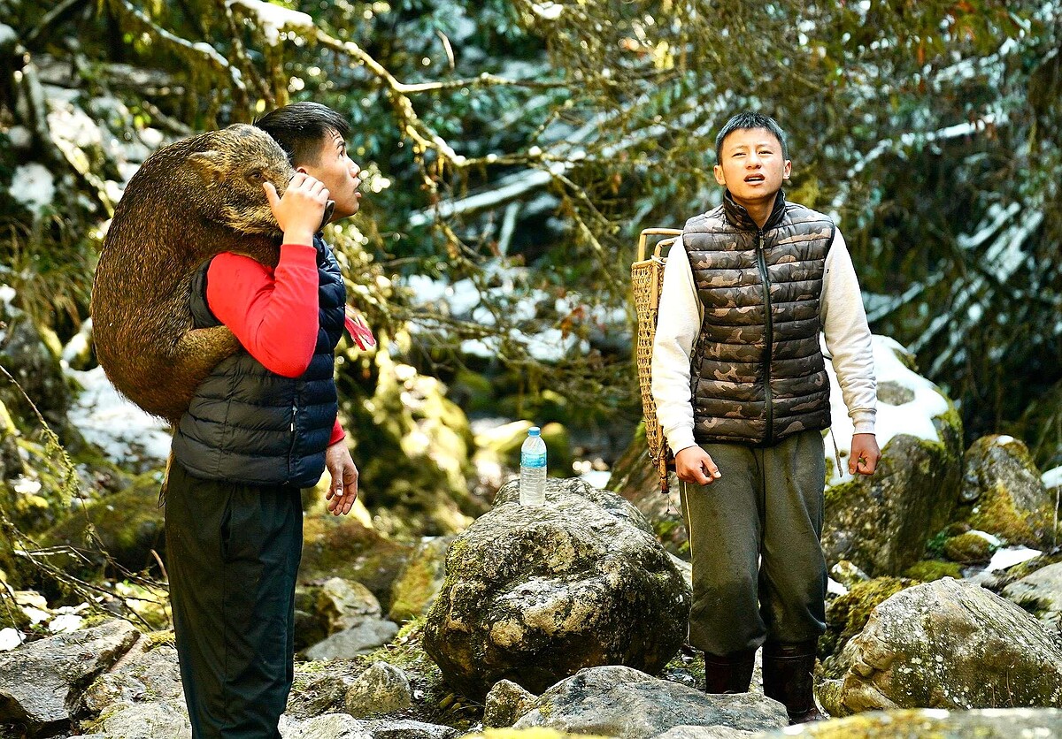 張祖鈞(右)和陳宇在《哈勇家》一開場的深山雪景戲，展現如真實生活般的絕佳默契