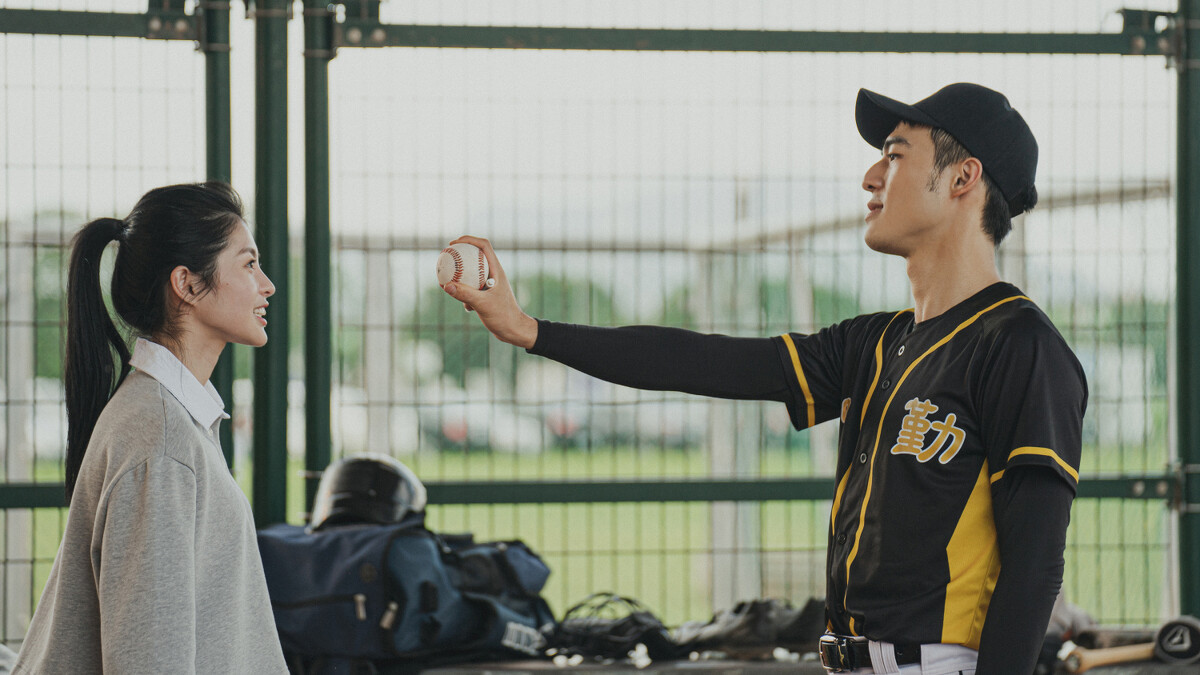 《罪後真相》陳昊森飾演棒球新星張正義，給女友詹子萱簽名棒球
