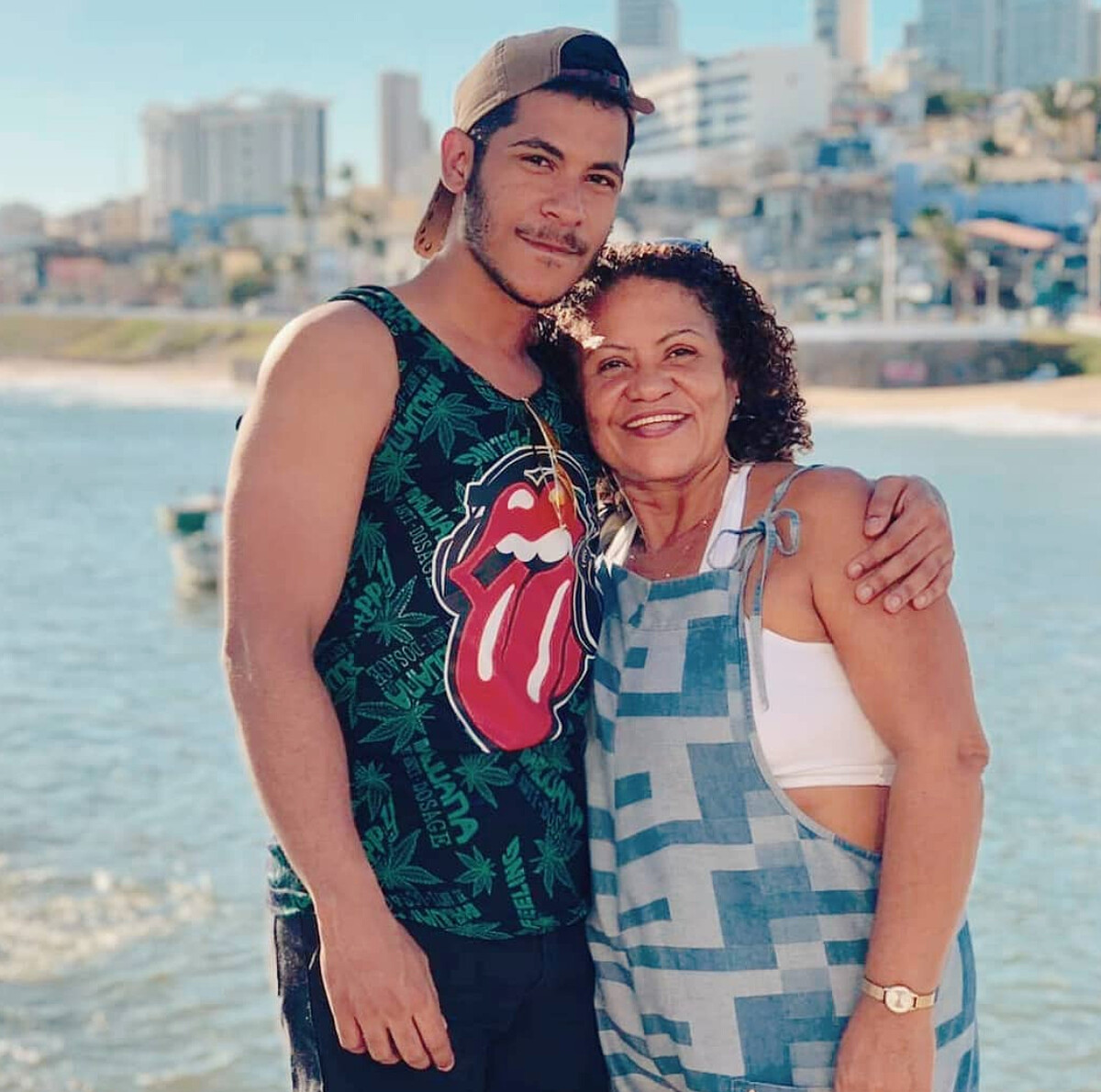 Lucas與母親合影