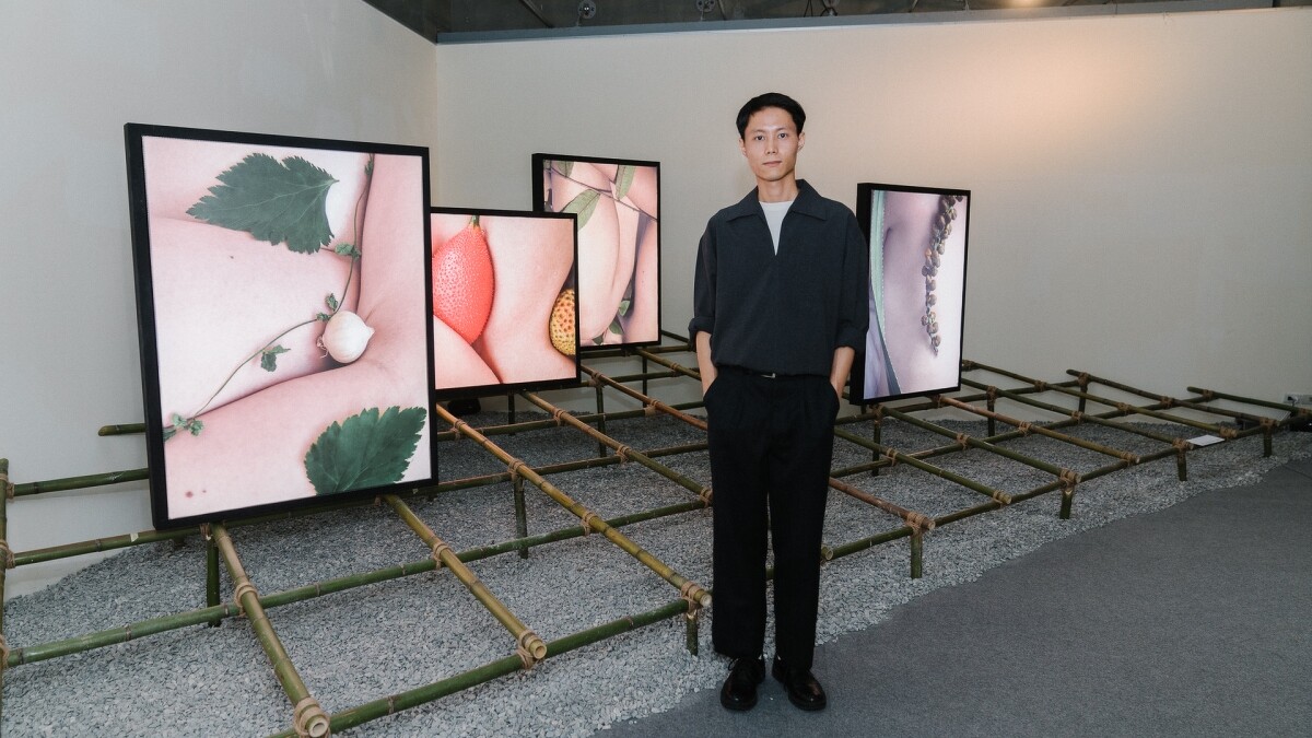 藝術家張育豪與作品合影。