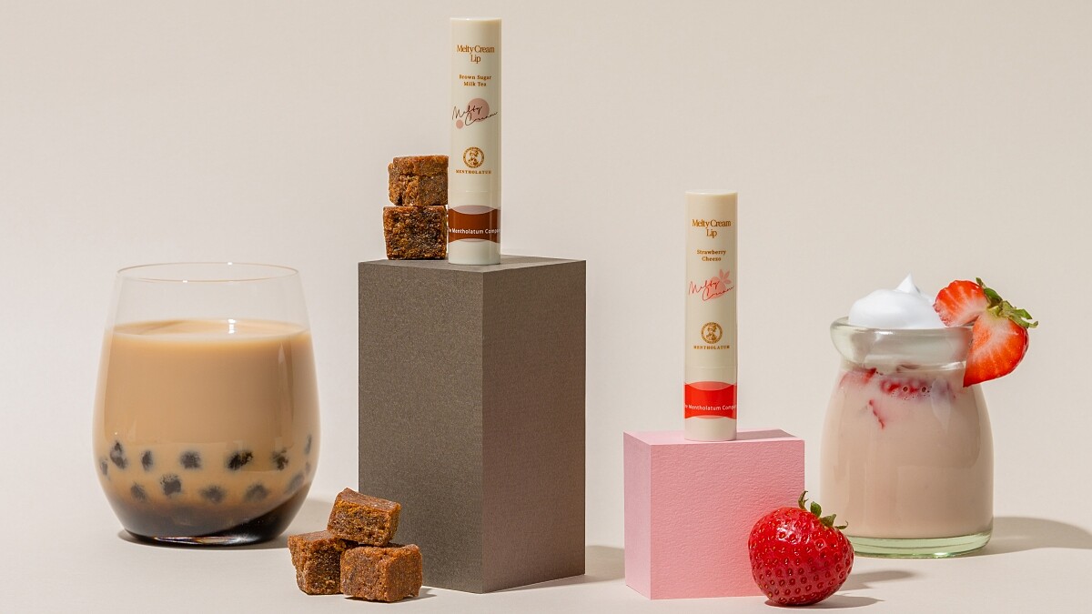 曼秀雷敦頂級濃潤柔霜潤唇膏2022推出兩款限定口味—草莓奶蓋、黑糖奶茶。