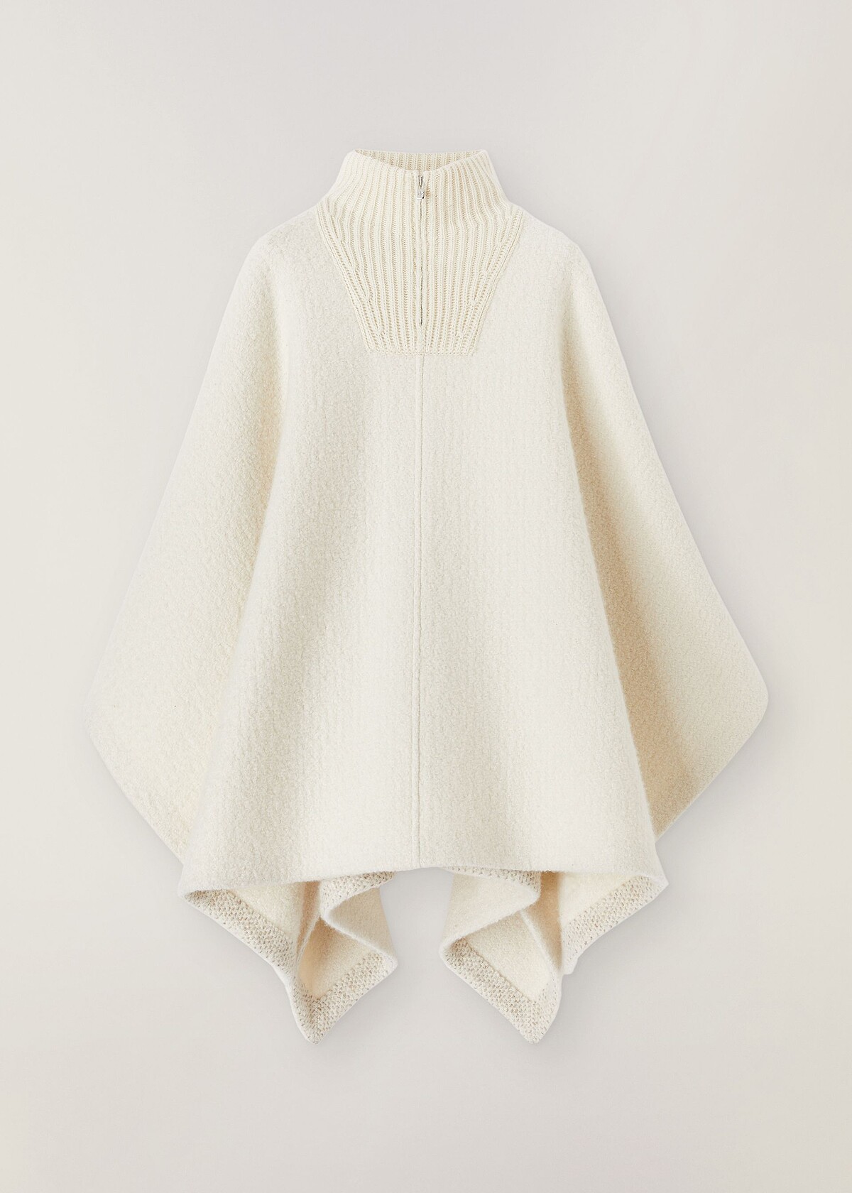 Loro Piana 針織緄邊披風，NT250,000。